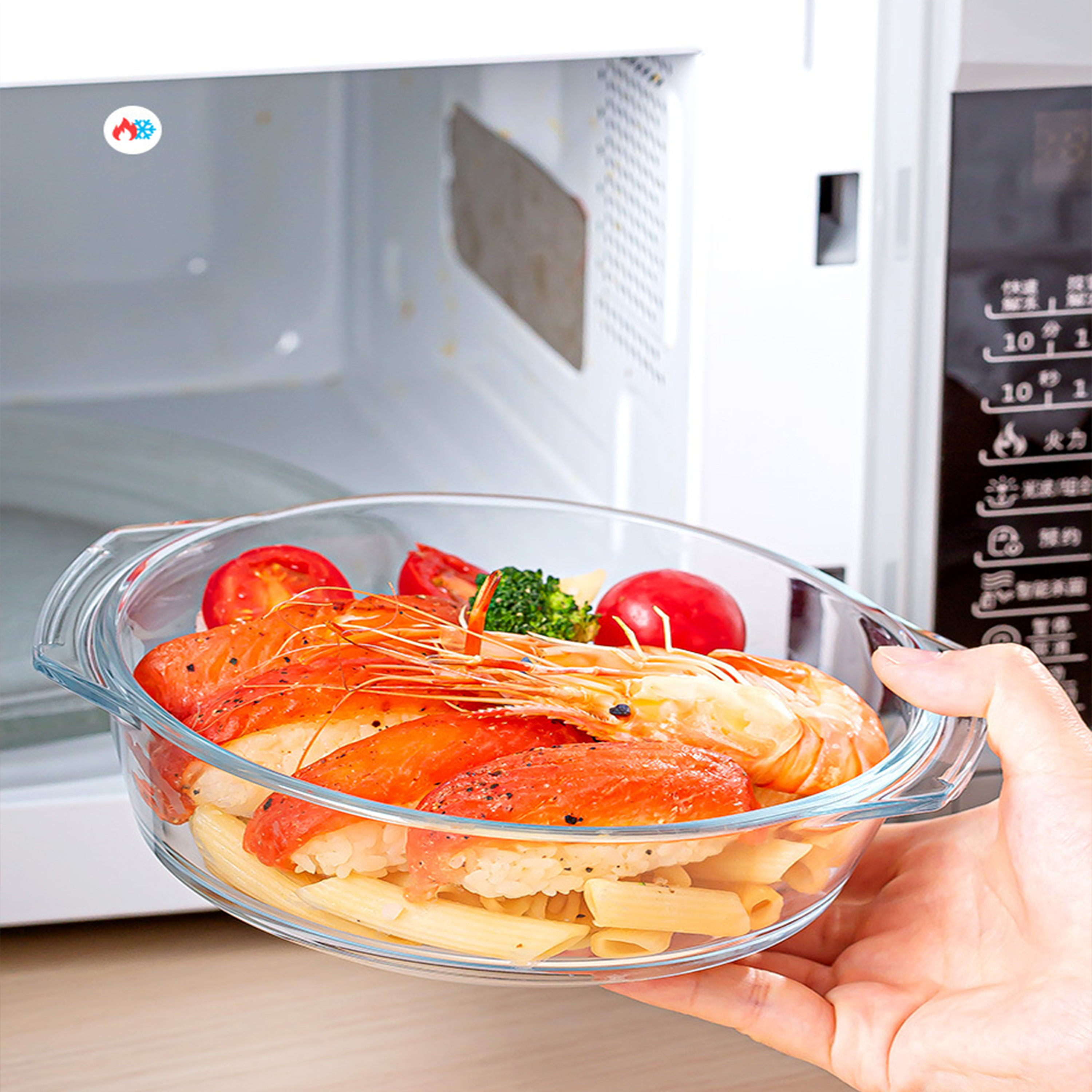 Eine Glasschüssel mit gekochtem Essen, die von einer Hand über einer Mikrowelle gehalten wird.