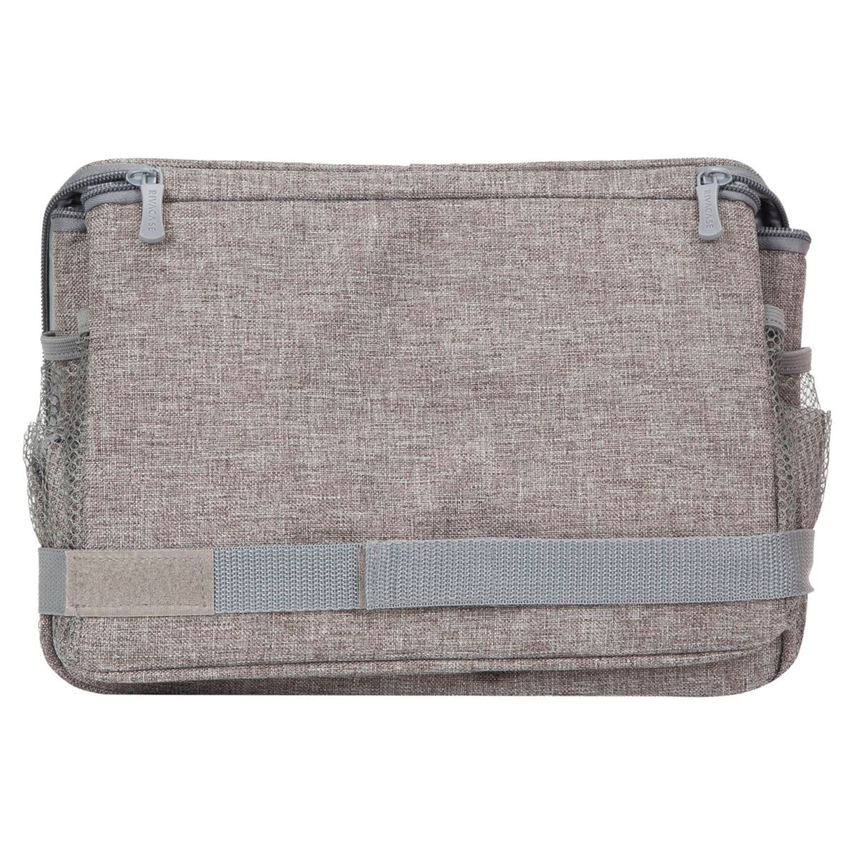 Graue Stofftasche mit Riemen, Logo, Reißverschlüssen und seitlichen Netztaschen.