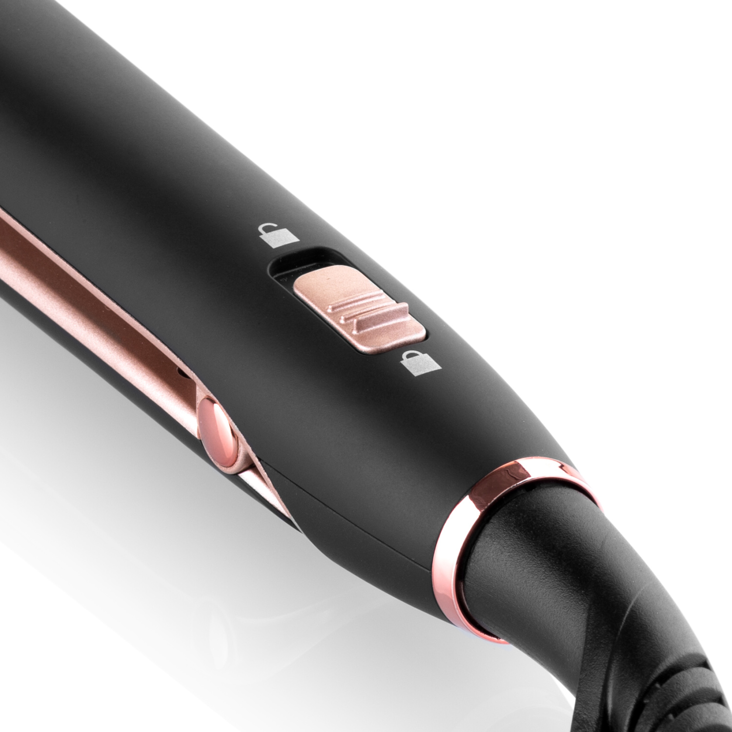 Nahaufnahme eines schwarzen Haarglätters mit roségoldenen Akzenten. Verfügt über einen Schalter und eine Verriegelung.