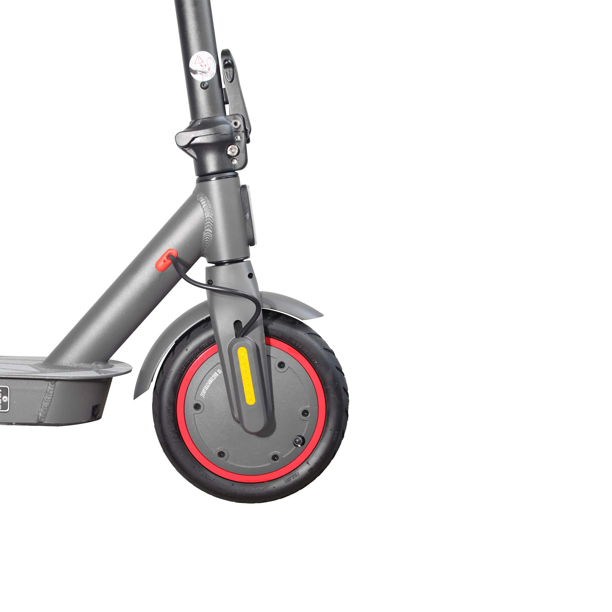Primer plano de un patinete eléctrico. Muestra la rueda delantera, el guardabarros y parte del manillar.