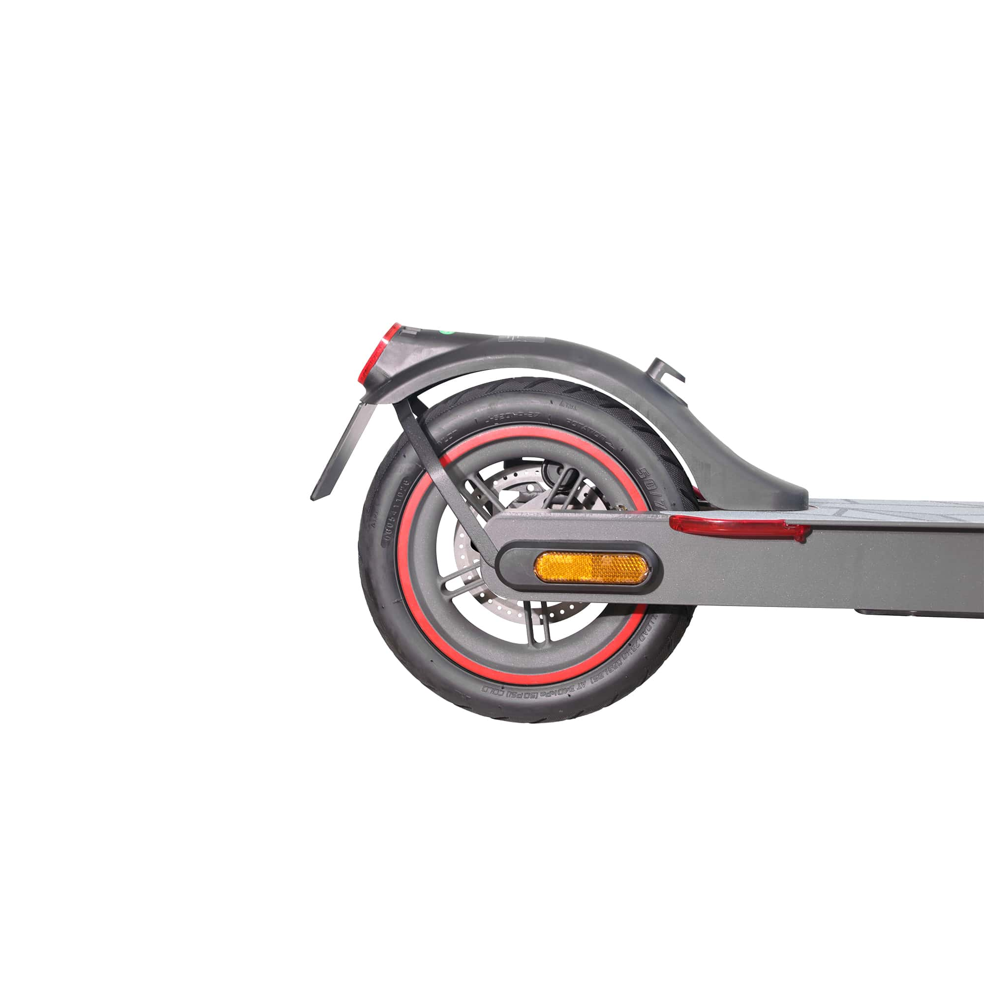 Un patinete eléctrico gris, que muestra la rueda trasera, con detalles rojos y un reflector.