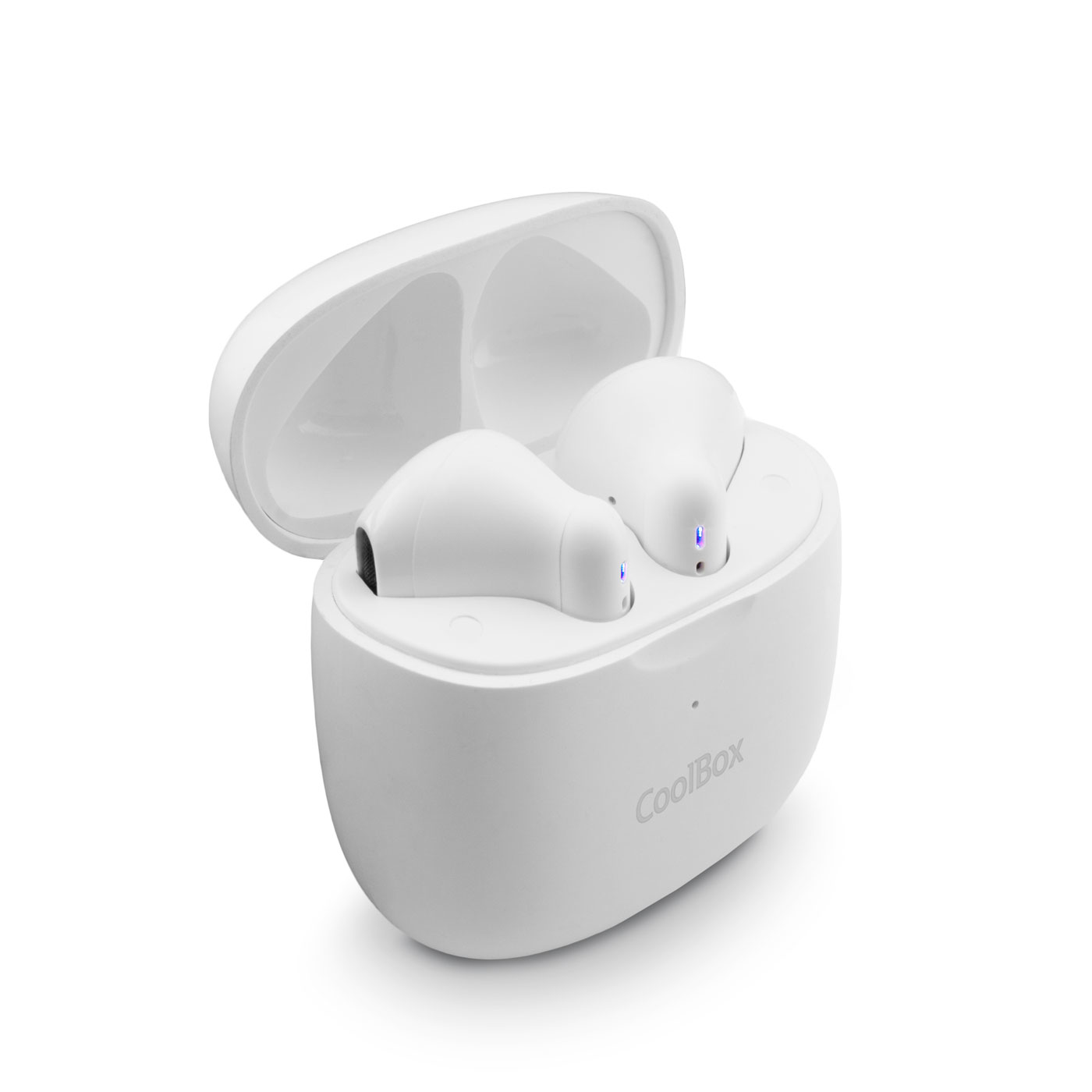 Auriculares blancos en un estuche de carga abierto. El estuche es blanco con la marca "CoolBox".