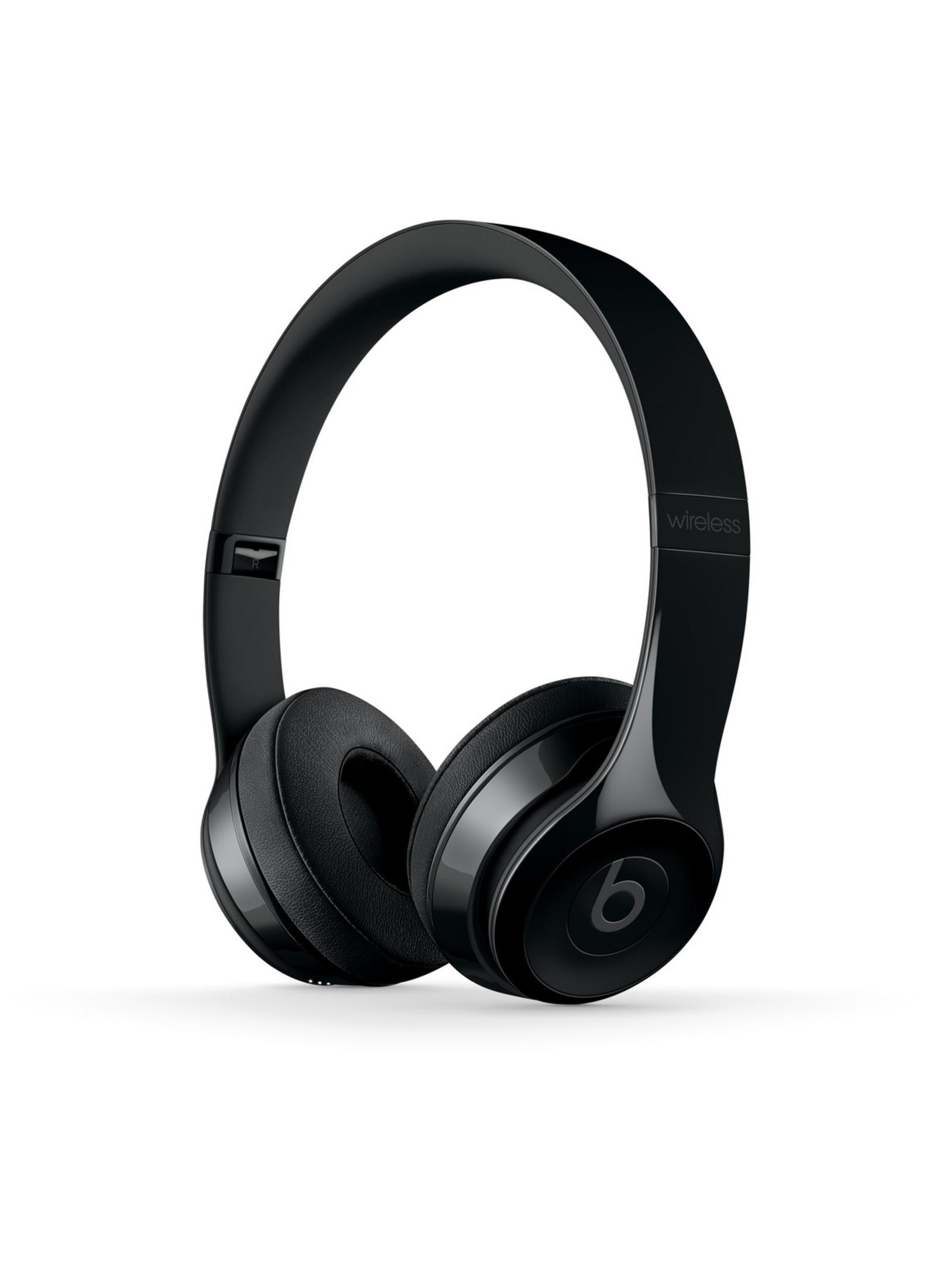 Schwarze kabellose Kopfhörer. Beats-Logo auf den Ohrmuscheln. Schlankes, minimalistisches Design.