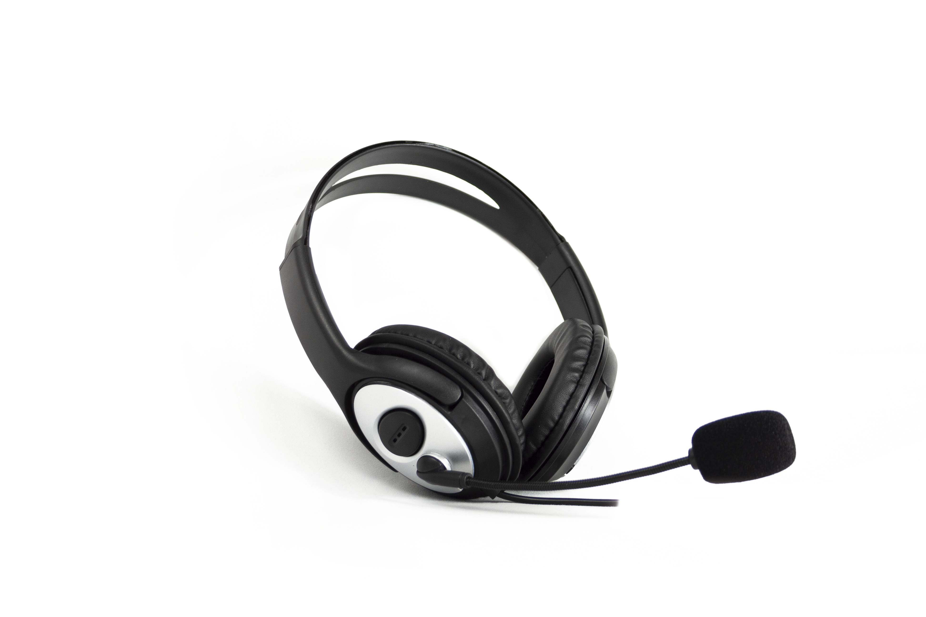 Ein schwarzes Headset mit Mikrofon auf weißem Hintergrund. Das Mikrofon ist links positioniert.