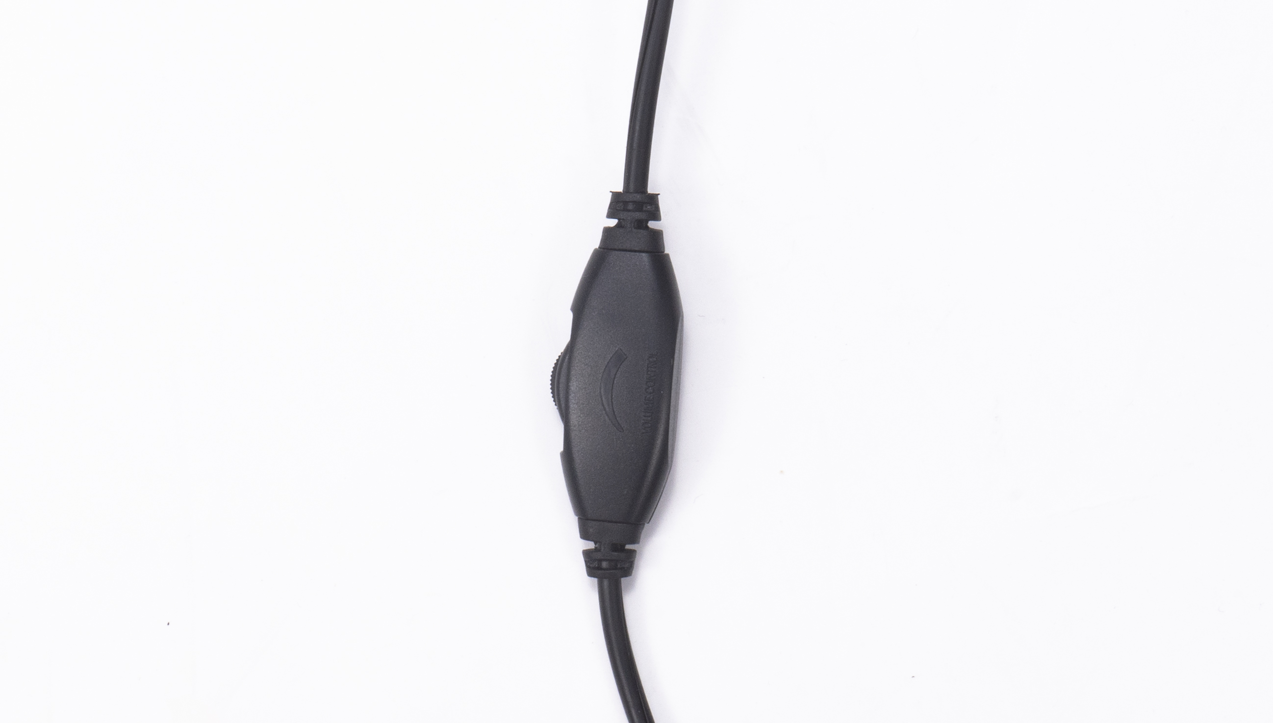 Ein schwarzer Inline-Schalter an einem schwarzen Kabel. Der Schalter hat eine gebogene Linie und einen kleinen Knopf.