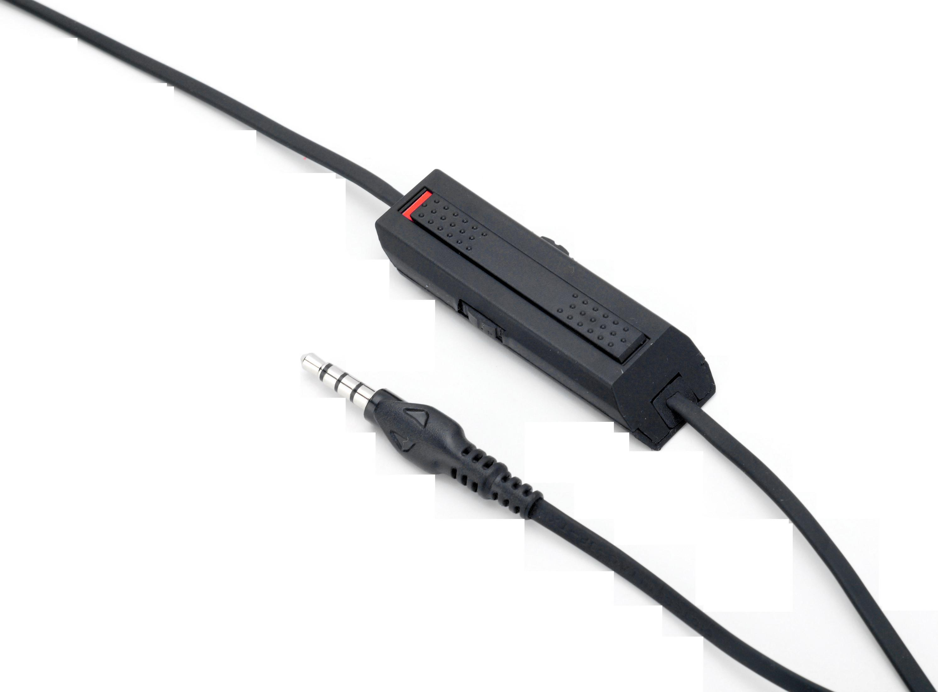 Czarny kabel zestawu słuchawkowego z kontrolą w linii i wtyczką 3,5 mm na białym tle.