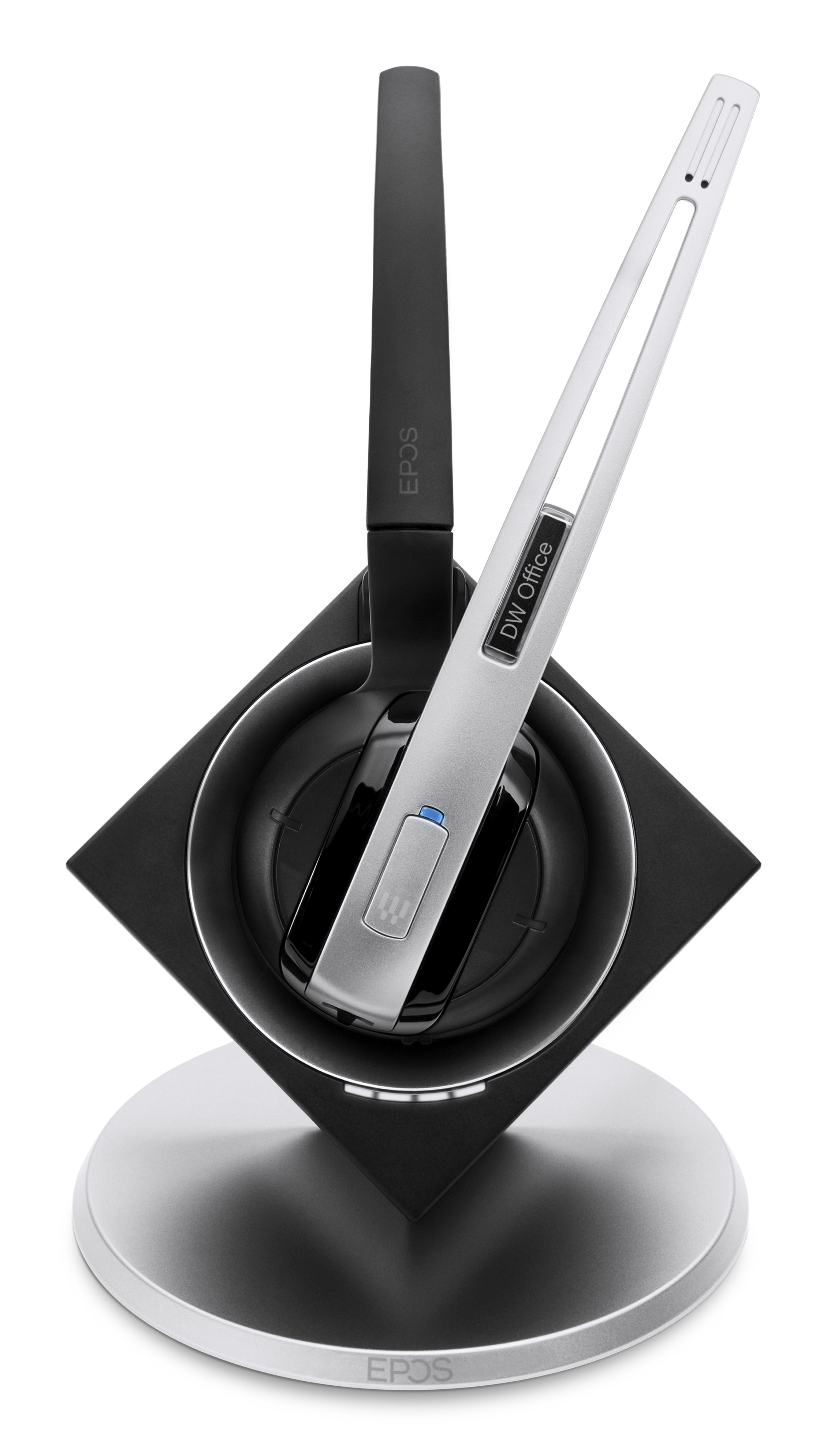 Schwarzes und silbernes Headset auf einem silbernen Ständer. Weißer Hintergrund.