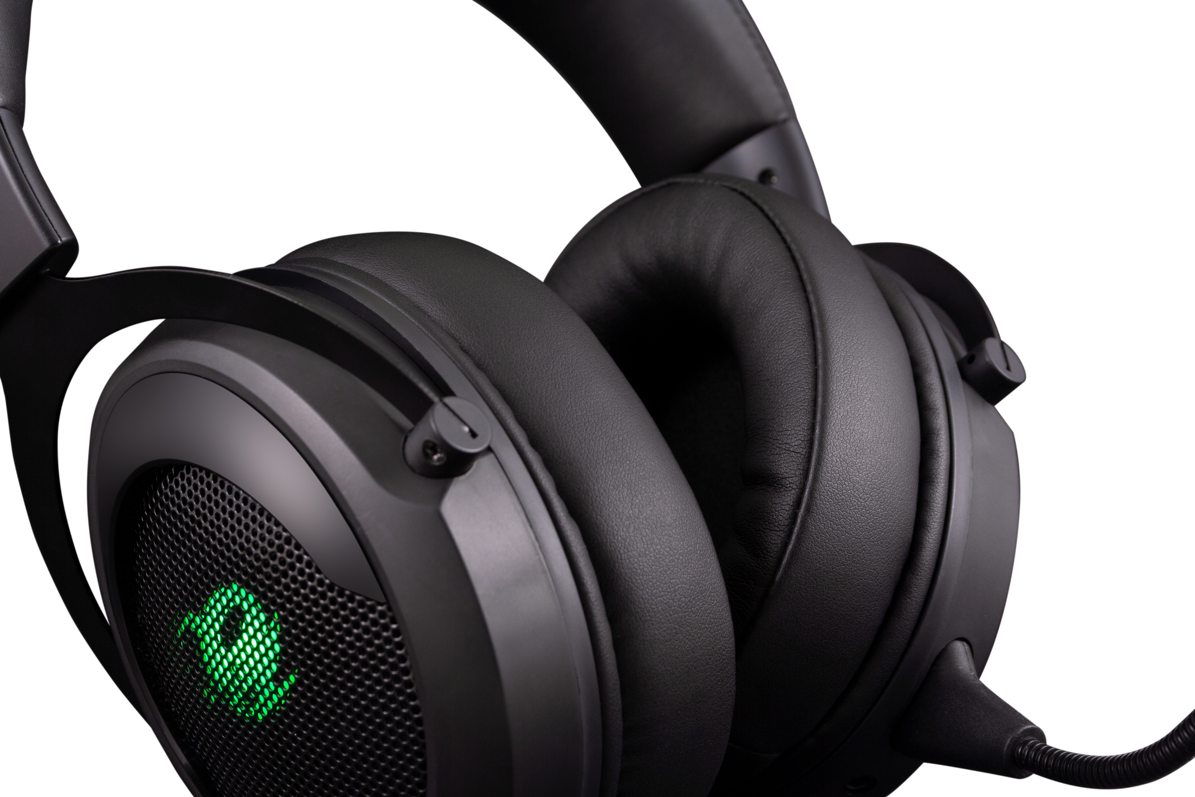 Auriculares gaming negros con logo verde iluminado, primer plano sobre fondo blanco.