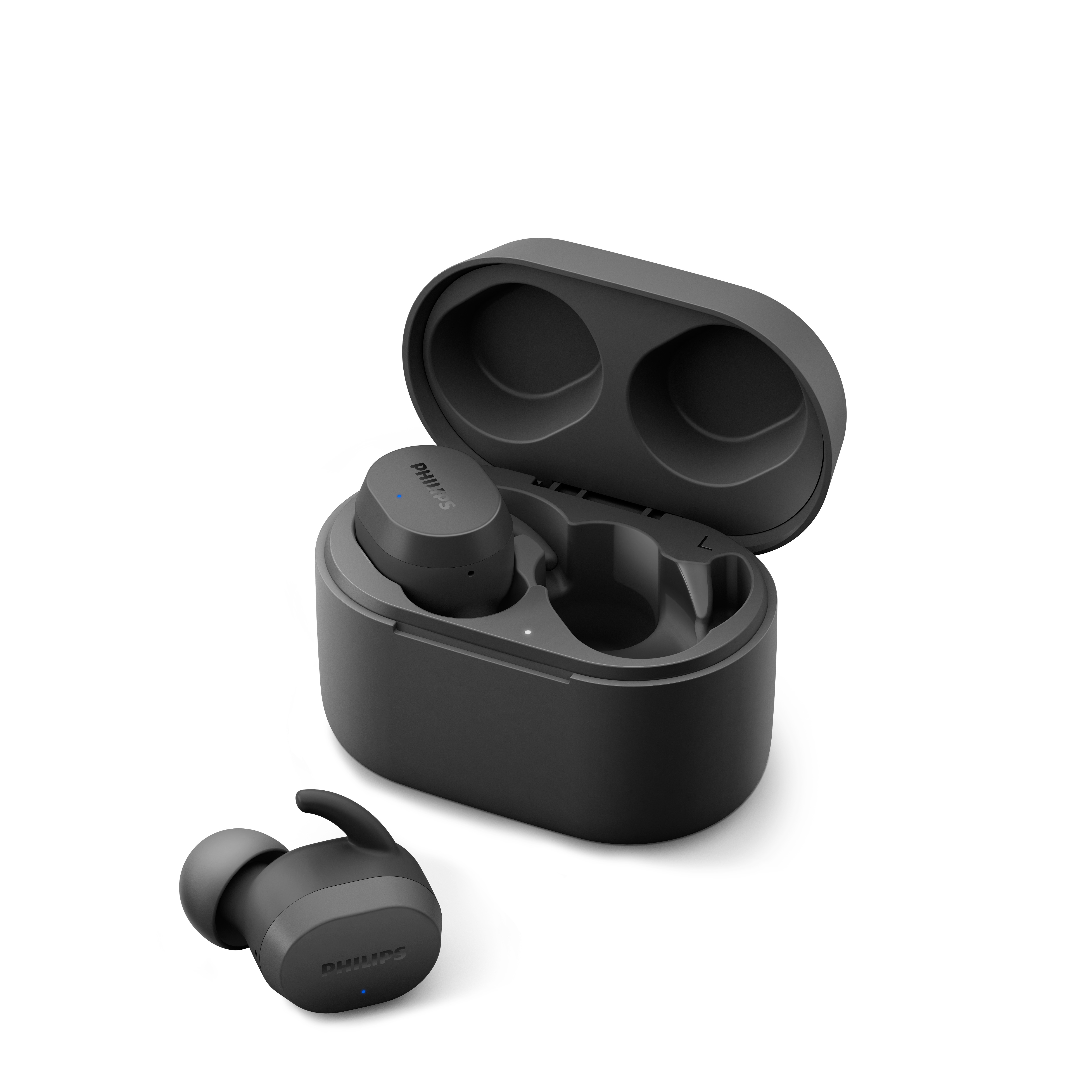 Auricolari wireless neri e custodia di ricarica su bianco. La custodia è aperta, rivelando gli auricolari.
