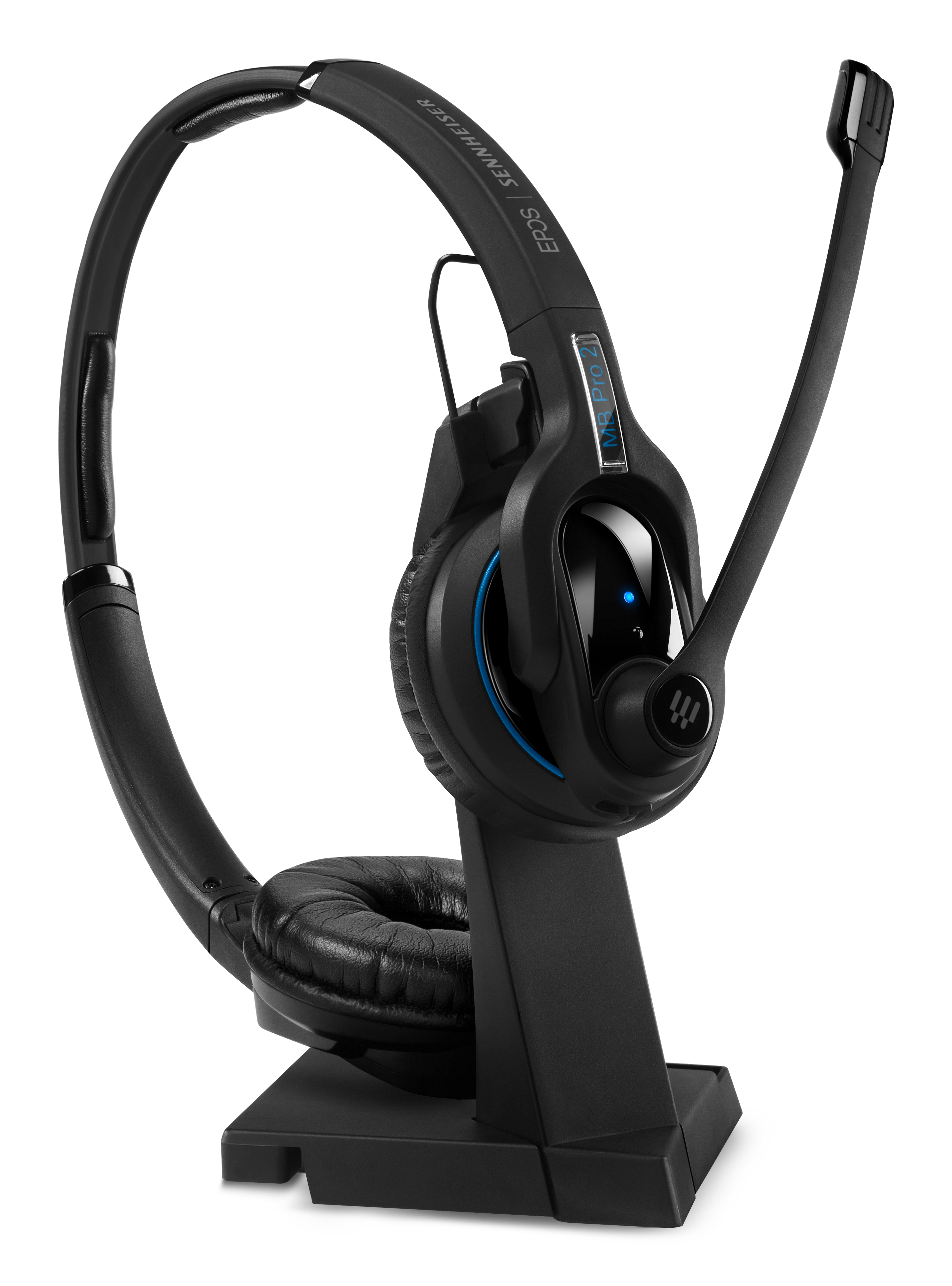 Cuffie wireless nere con supporto. Le cuffie hanno un microfono e sono su sfondo bianco.