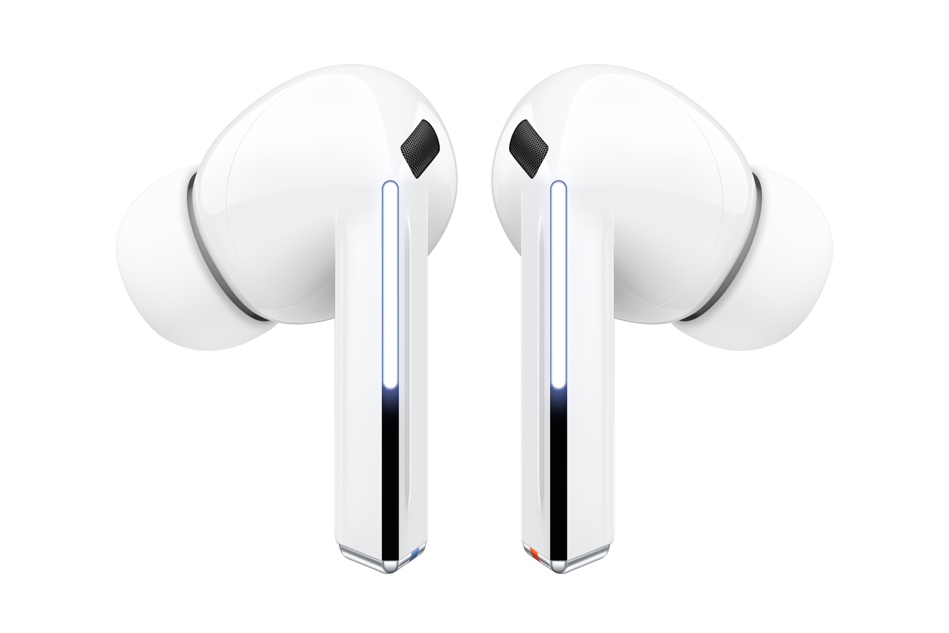 Dwie białe słuchawki z srebrnym akcentem. Słuchawki znajdują się na białym tle.