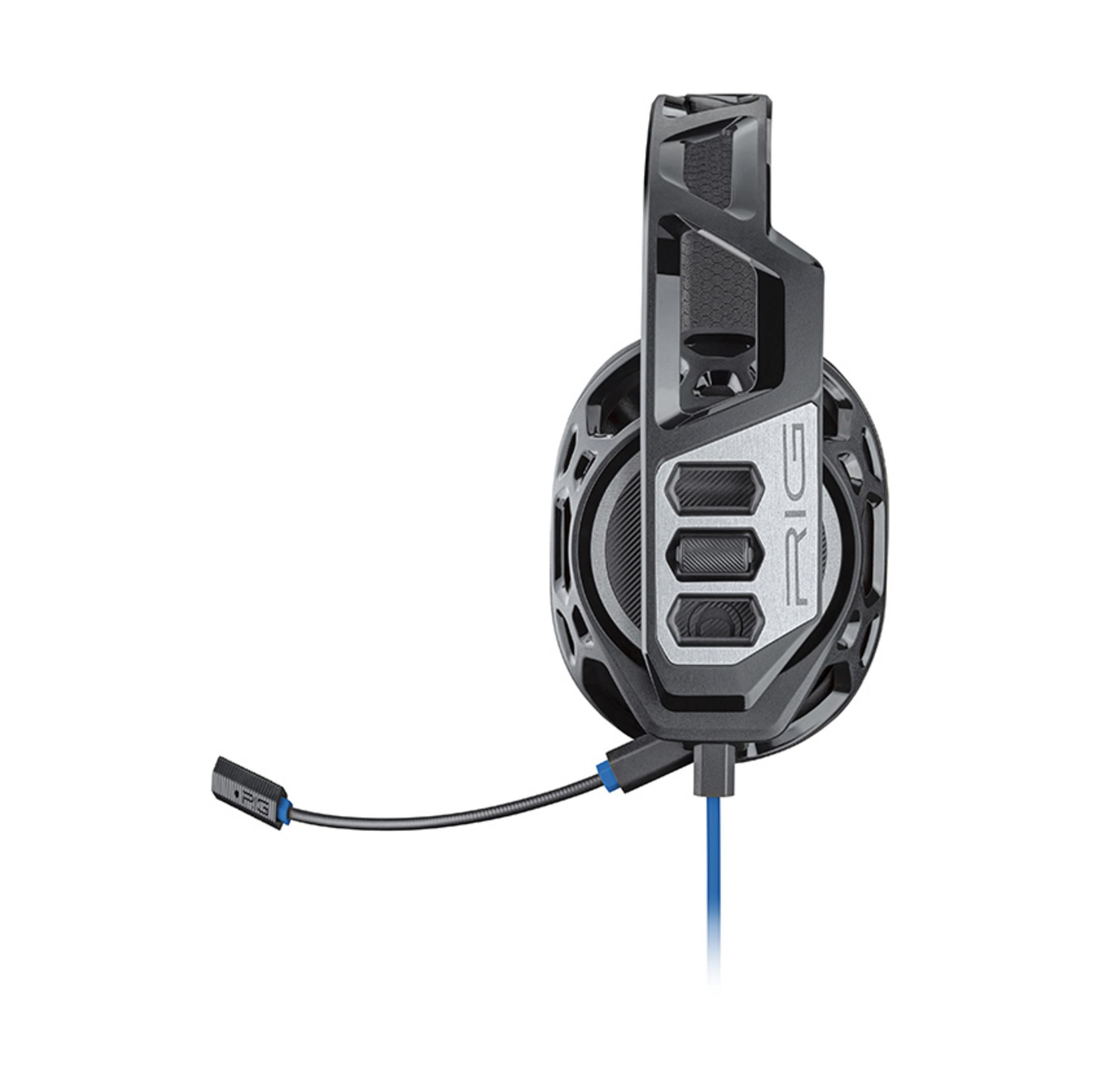 Cuffie da gioco nere e grigie con cavo e microfono blu, isolate su bianco.