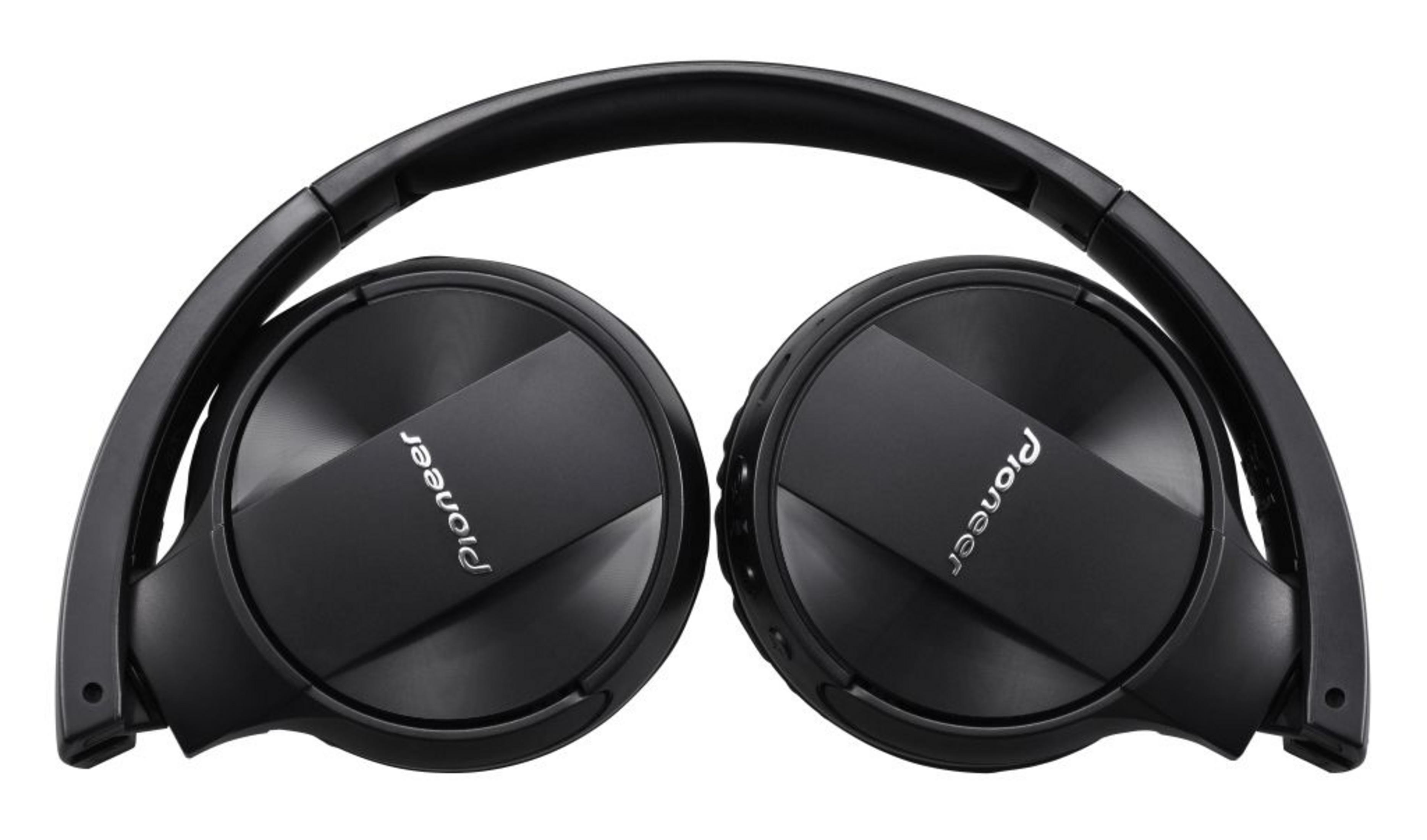 Auriculares negros plegados sobre fondo blanco. Logotipo de Pioneer visible.