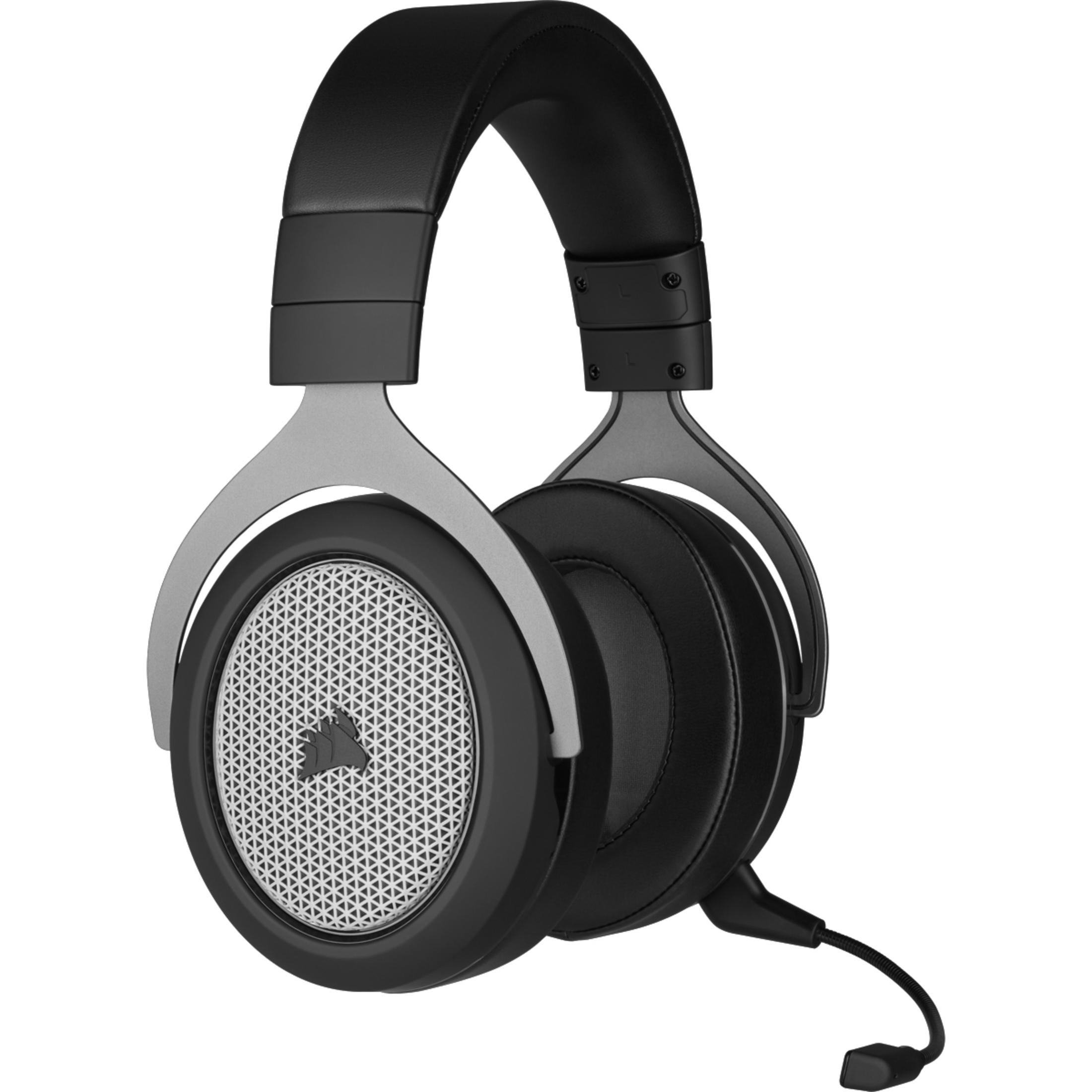 Auriculares negros y plateados con micrófono.