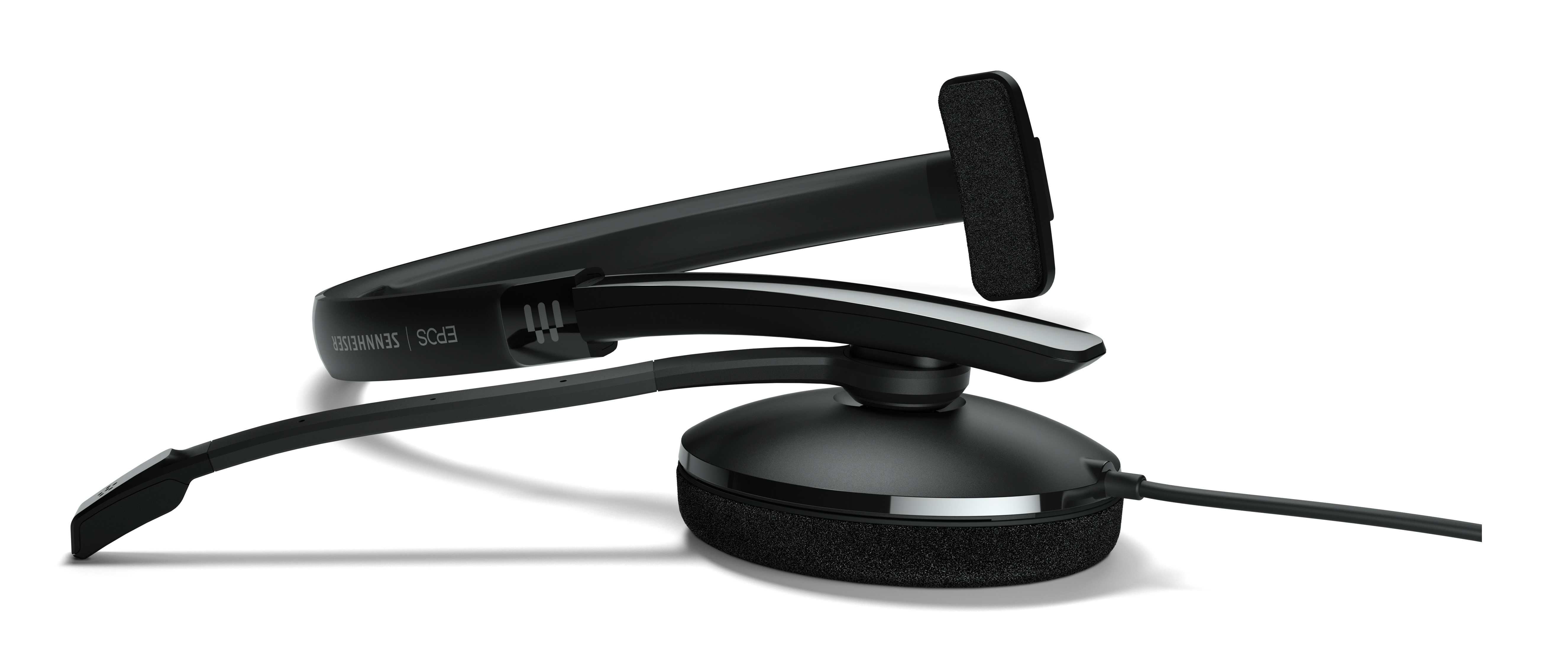 Auriculares EPOS Sennheiser negros. Tiene un micrófono de brazo y descansa sobre un fondo blanco.