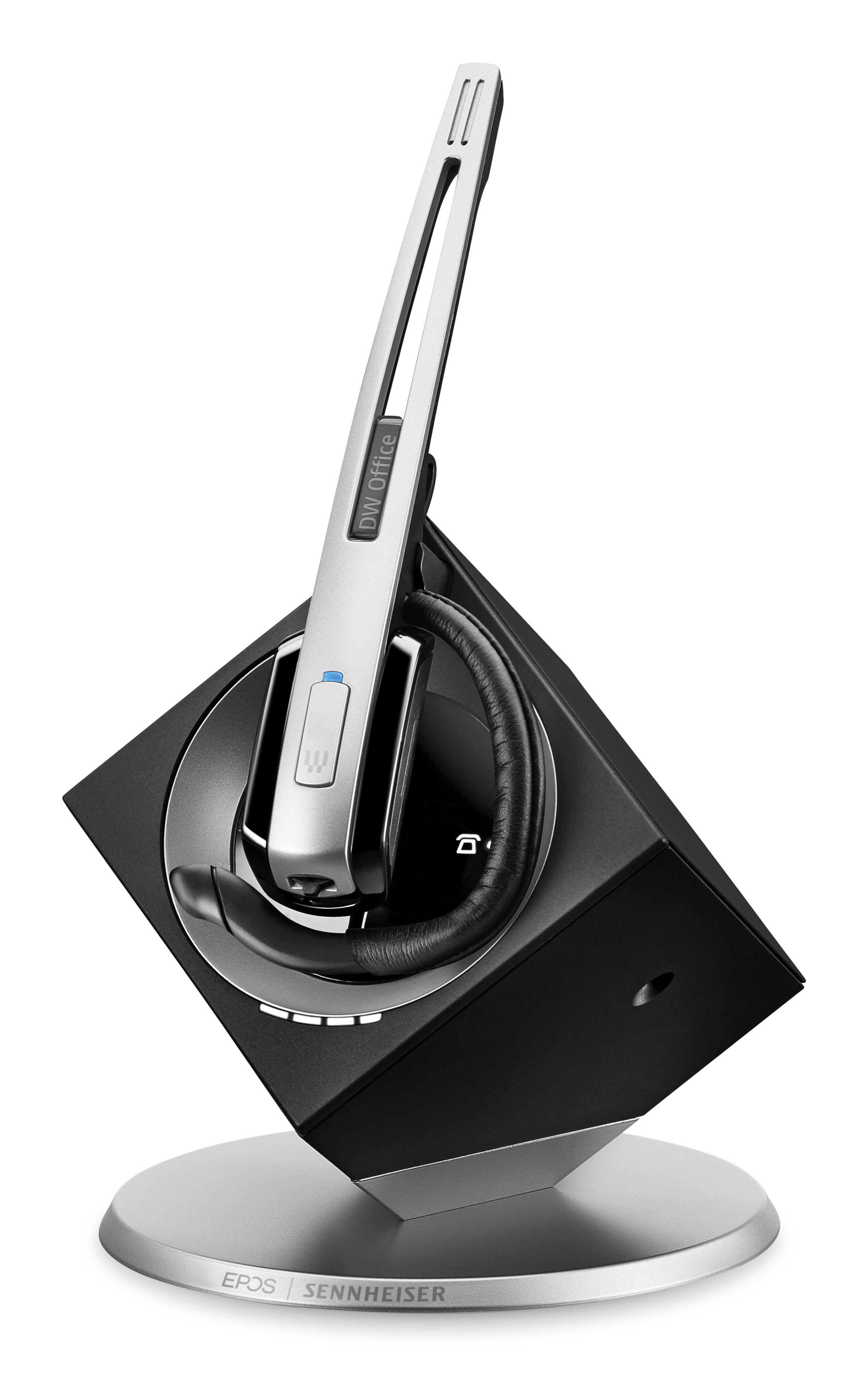 Auriculares plateados y negros sobre una base. El micrófono es largo y ajustable.