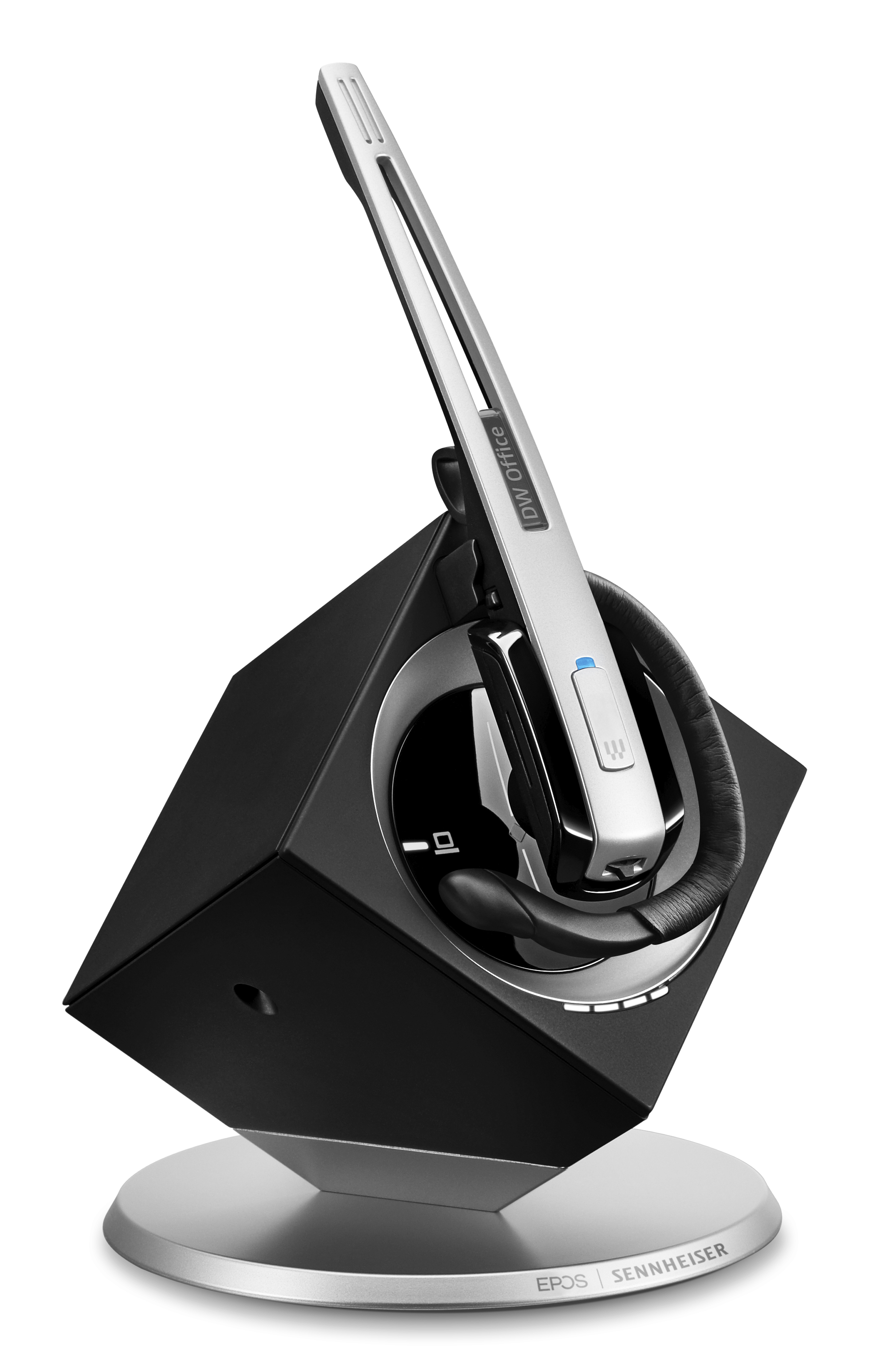 Auriculares plateados y negros con soporte, sobre superficie blanca, con nombre de marca.