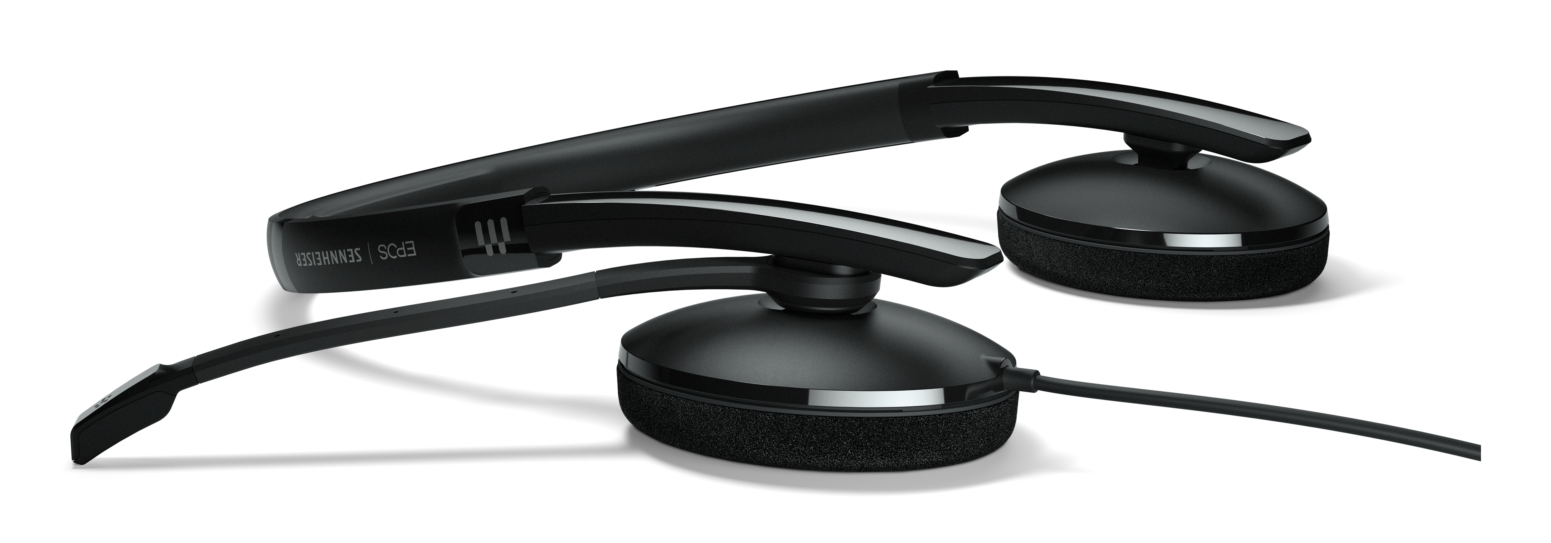 Zwarte headset met microfoon op witte achtergrond.