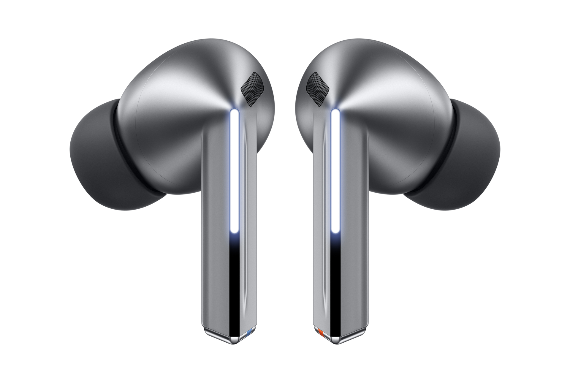 Para srebrnych słuchawek na białym tle. Każda ma srebrny trzpień i końcówkę douszną.