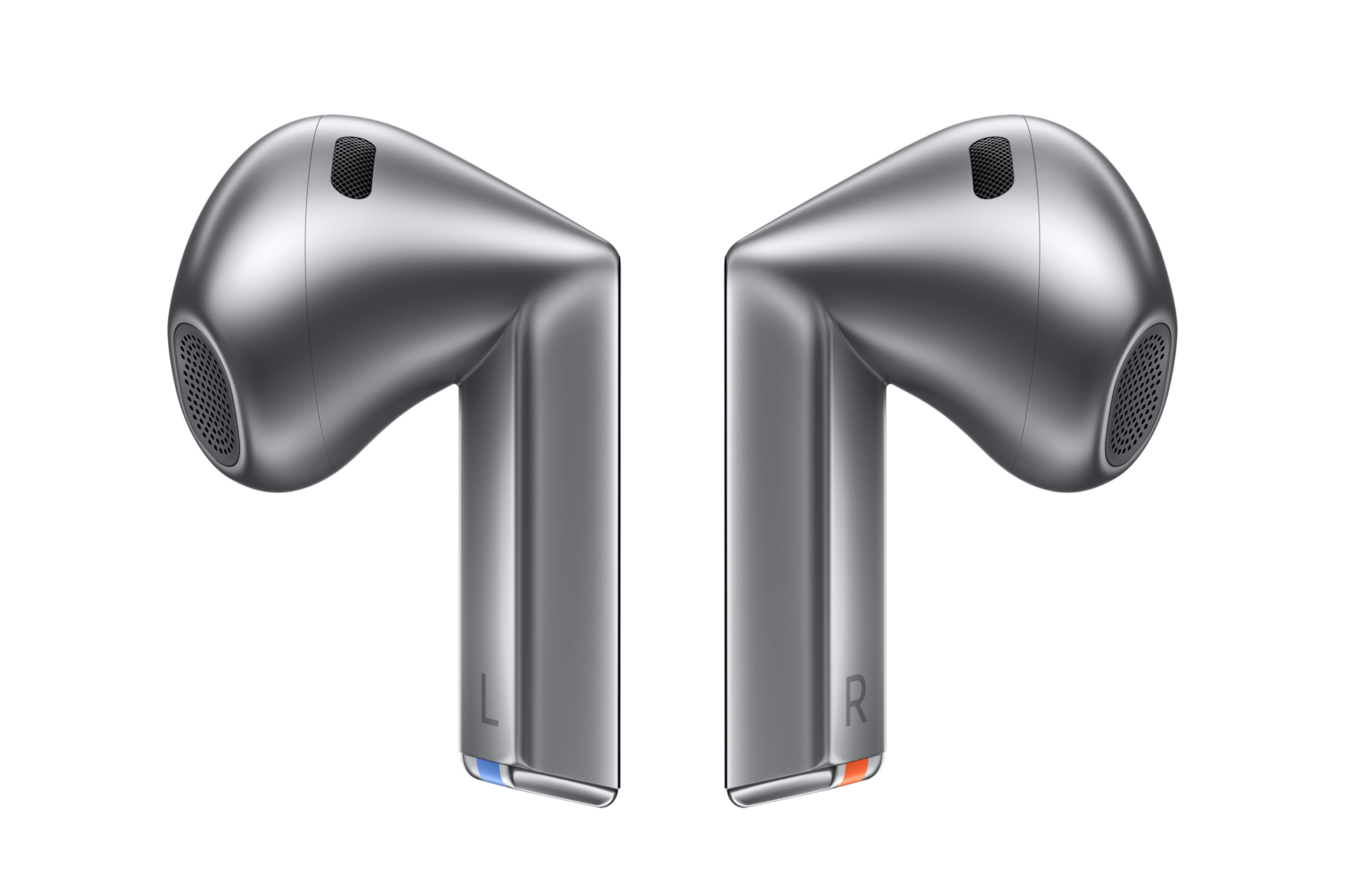 Srebrne słuchawki douszne z oznaczeniami L i R. Białe tło.
