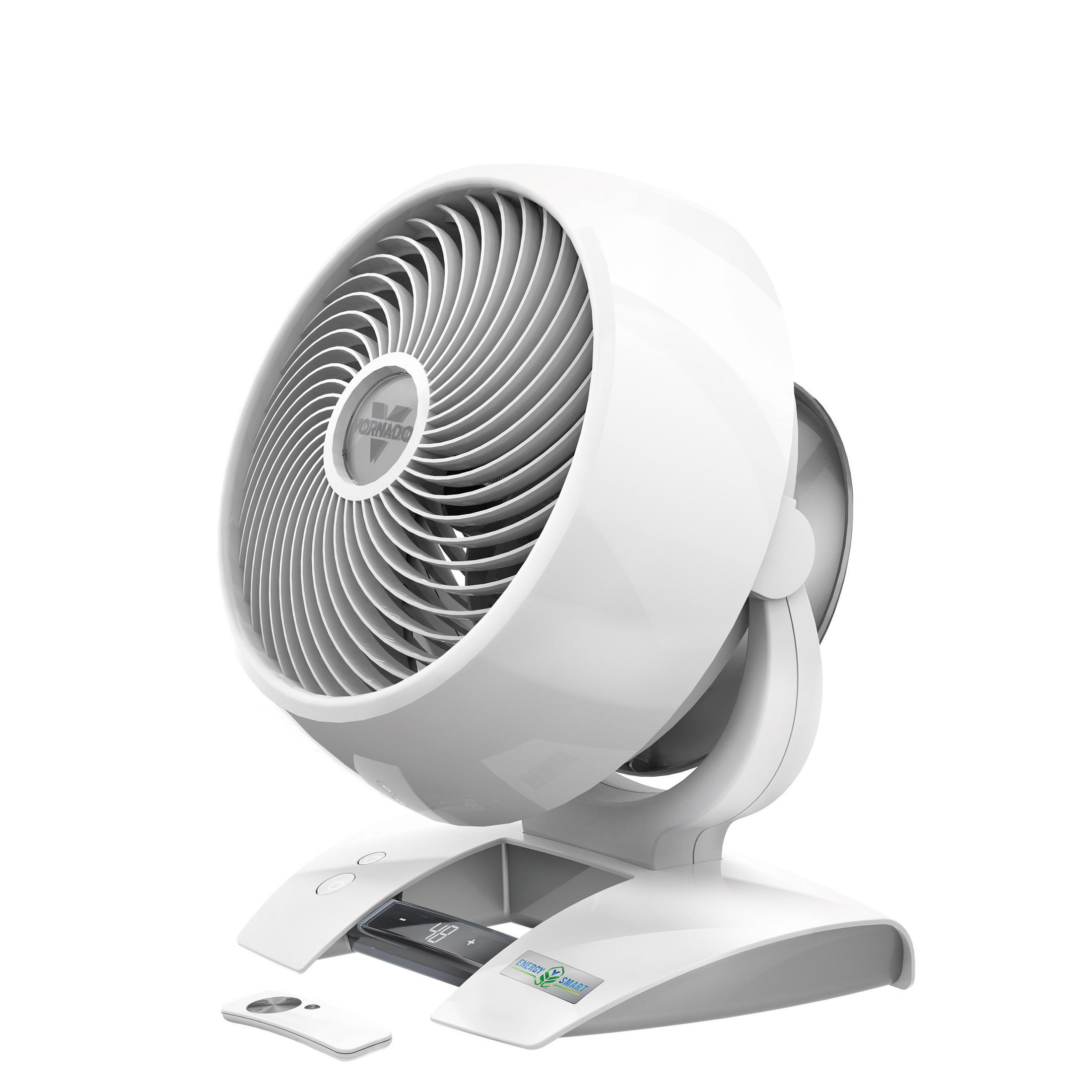 Biały wentylator elektryczny z pilotem i stojakiem. Wentylator ma spiralną konstrukcję.