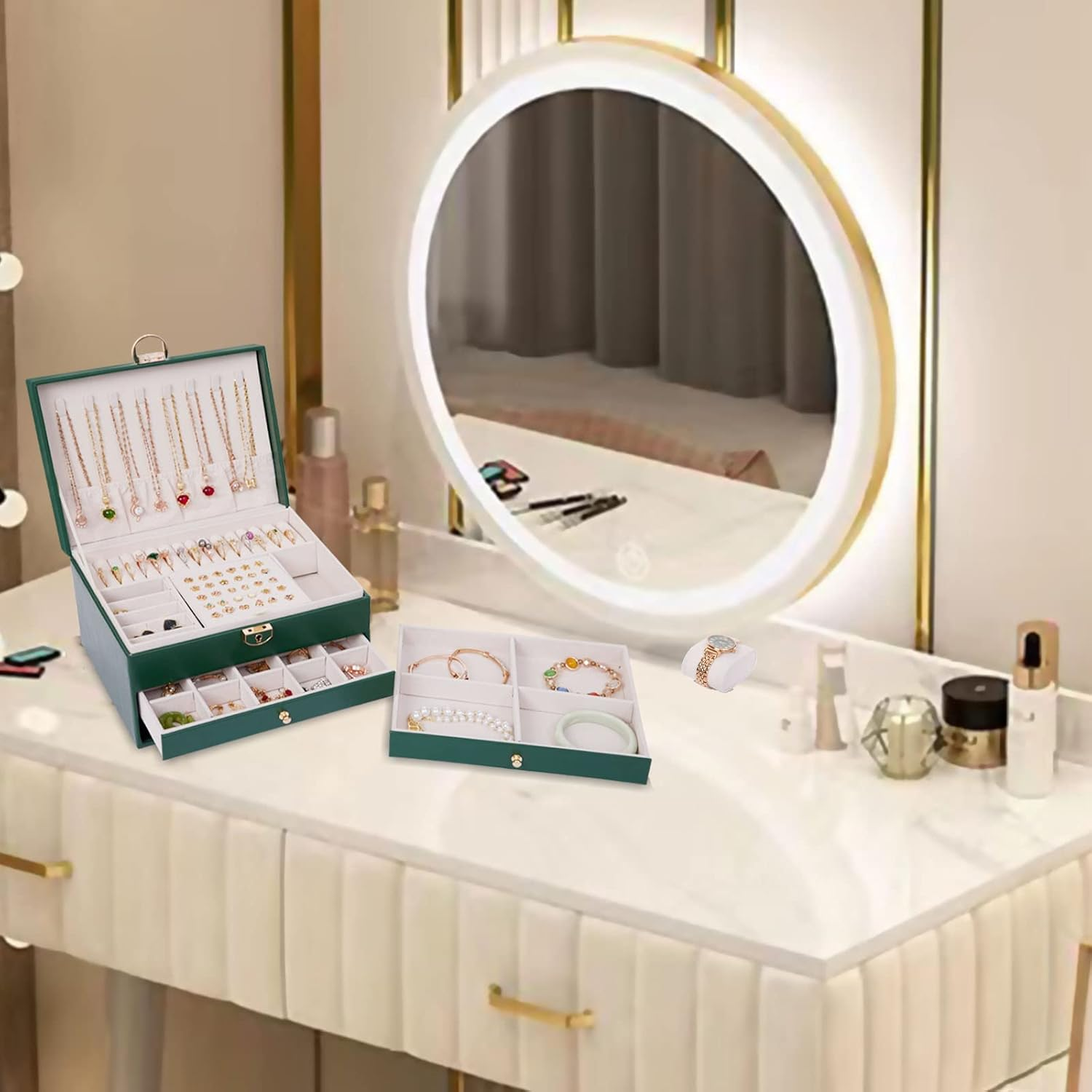 Schmuck-Organizer mit Schmuck, einem Spiegel und einem Schminktisch.