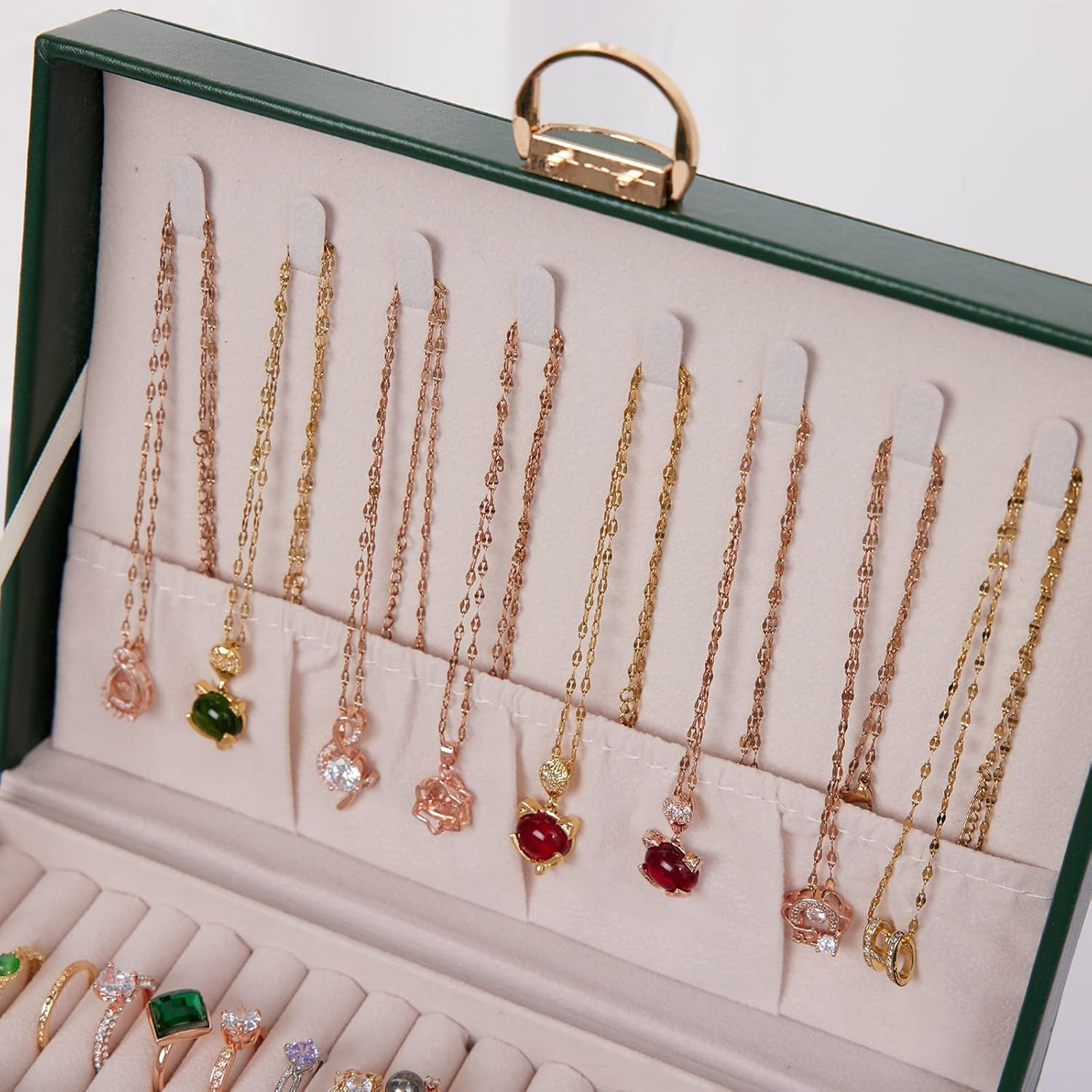 Geöffnete Schmuckschatulle mit Halsketten. Gold- und Roségold-Halsketten.
