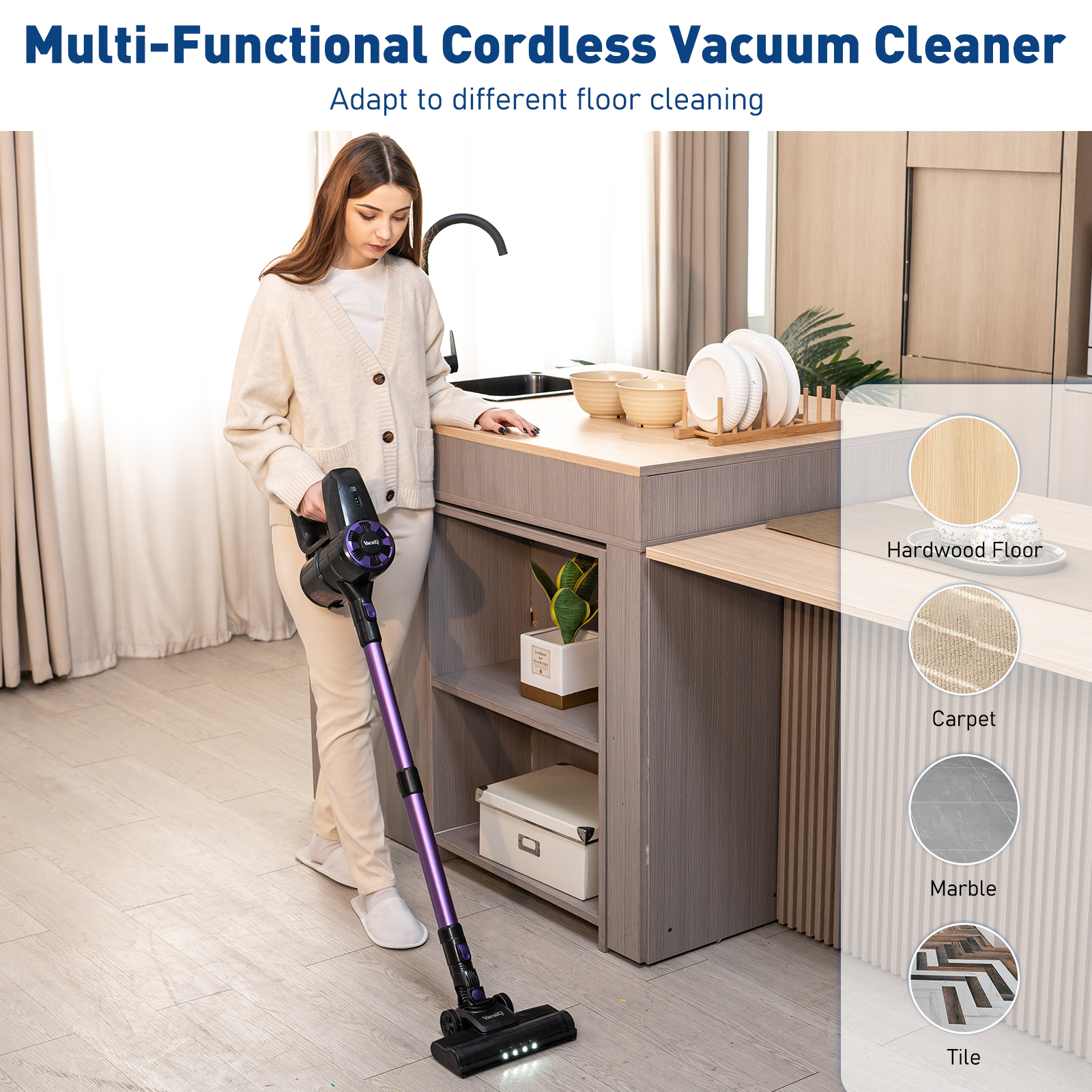 Une femme passe l'aspirateur avec un aspirateur sans fil. Le fond montre une cuisine avec des meubles en bois et un évier.