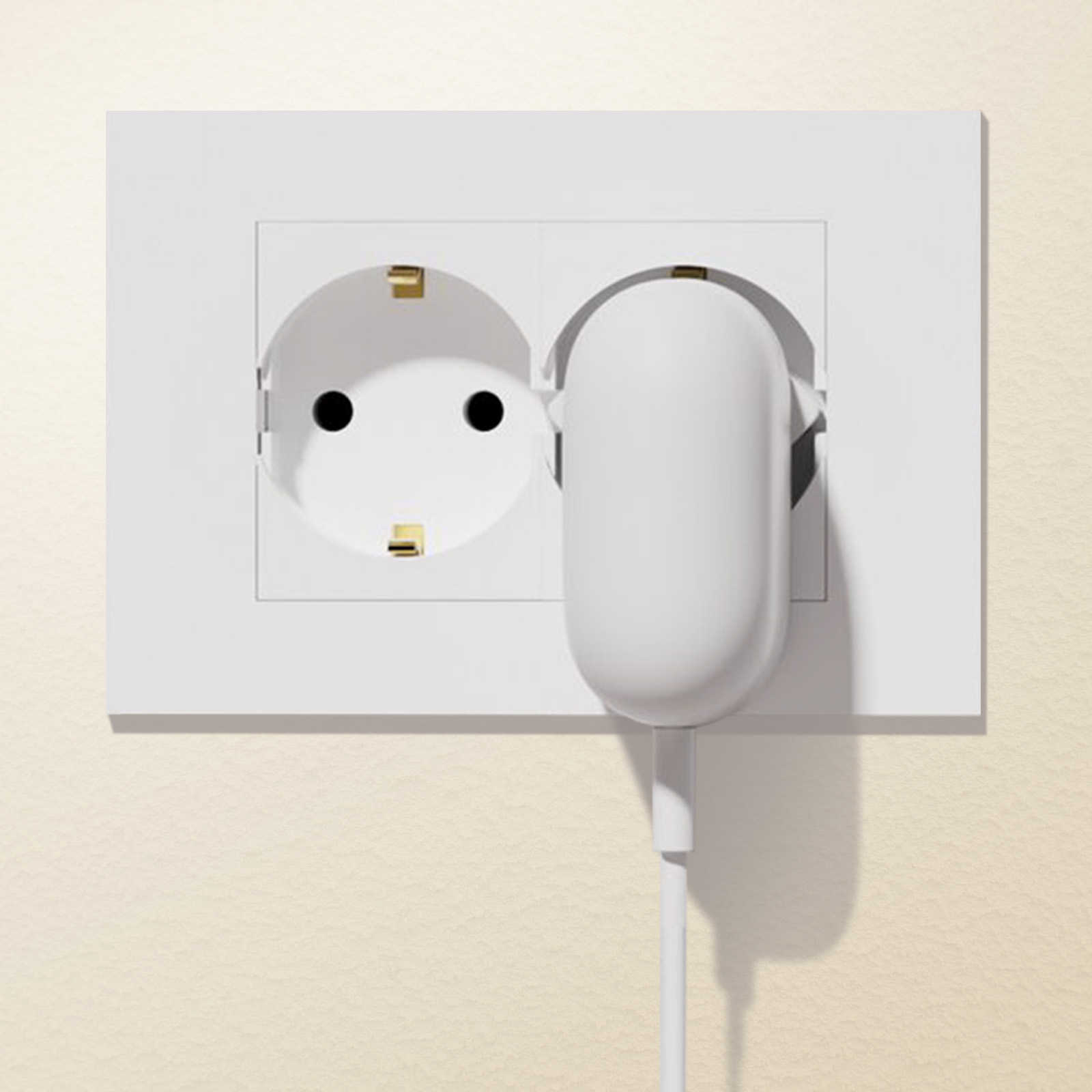 Presa elettrica bianca con spina bianca inserita, su sfondo crema.