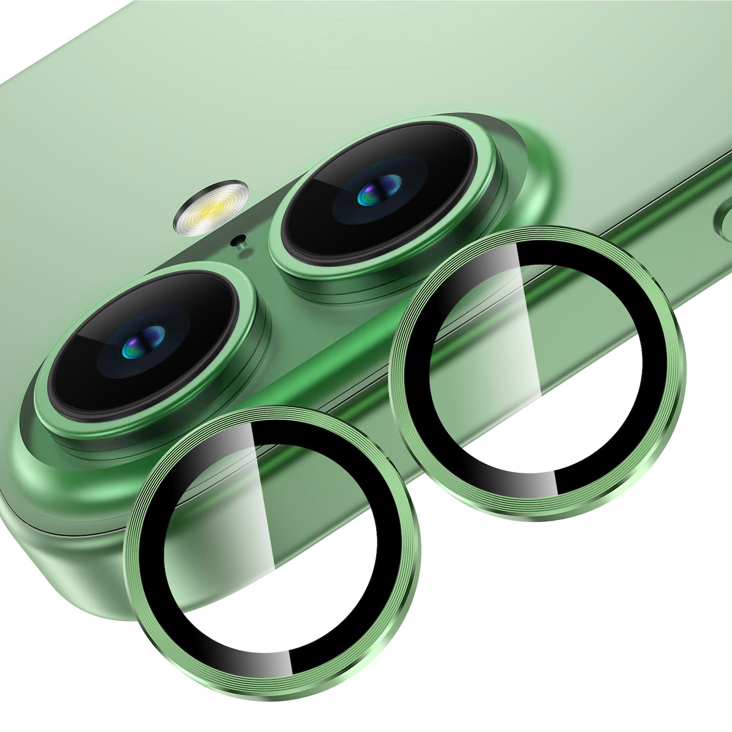 Protezioni per lenti della fotocamera del telefono verdi. Anello nero attorno all'obiettivo. Sfondo bianco.