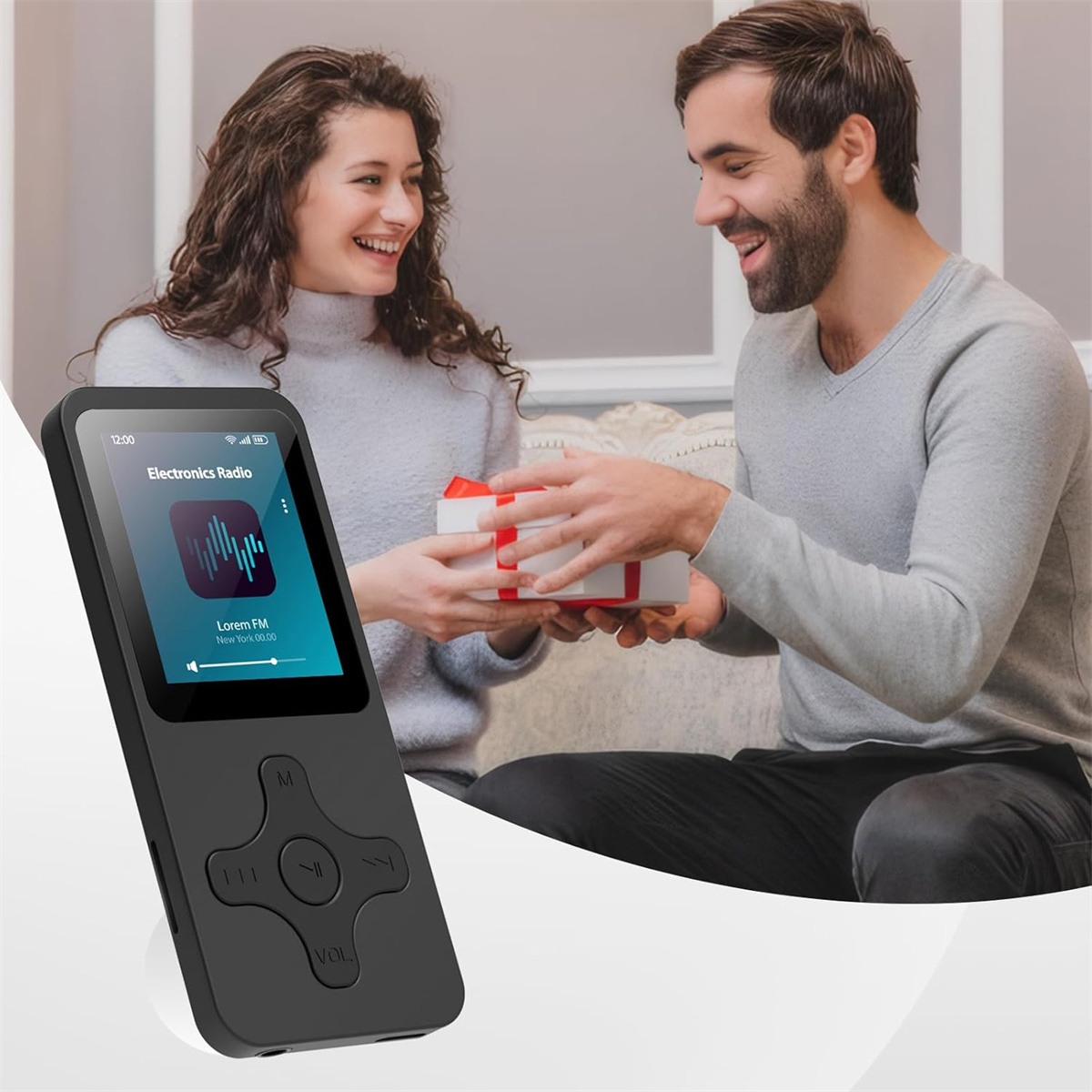 Mann gibt Frau Geschenk. Frau hält MP3-Player, hört Musik.