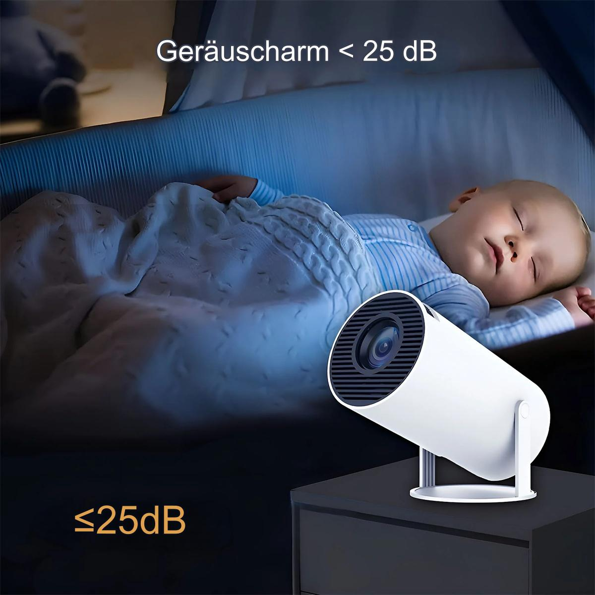 Ein schlafendes Baby neben einem weißen Projektor auf einem Nachttisch. Text: 'Geräuscharm'.