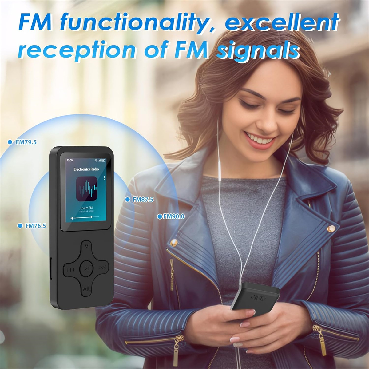 Lächelnde Frau, hört Musik über einen schwarzen MP3-Player mit weißen Kopfhörern. Text: FM-Funktionalität.