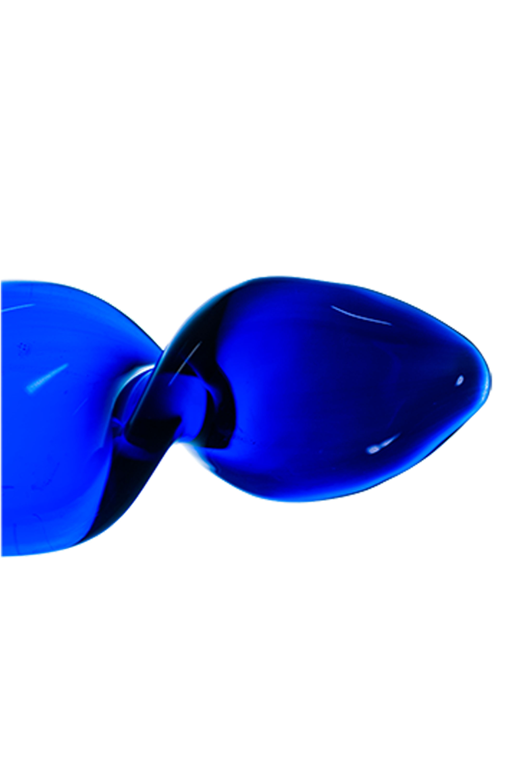 Eine blaue, verdrehte, abstrakte Form auf weißem Hintergrund.