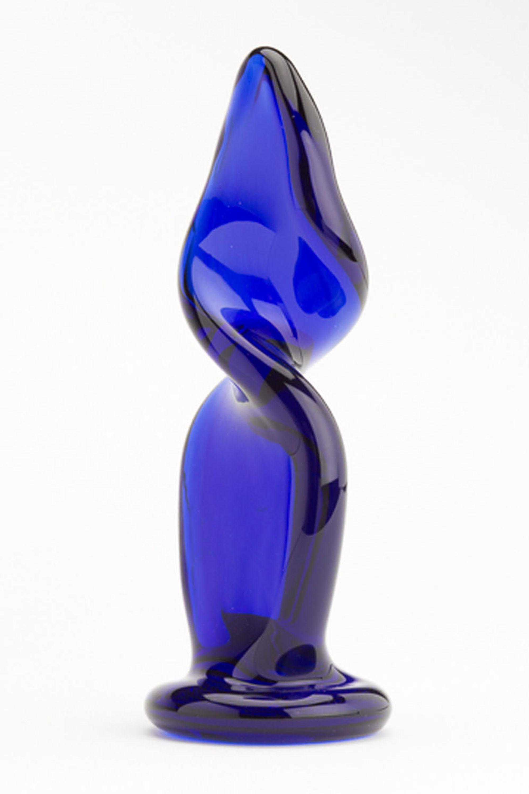 Verdrehtes, blaues Sexspielzeug aus Glas, mit bauchigem Sockel und spitzem Ende.