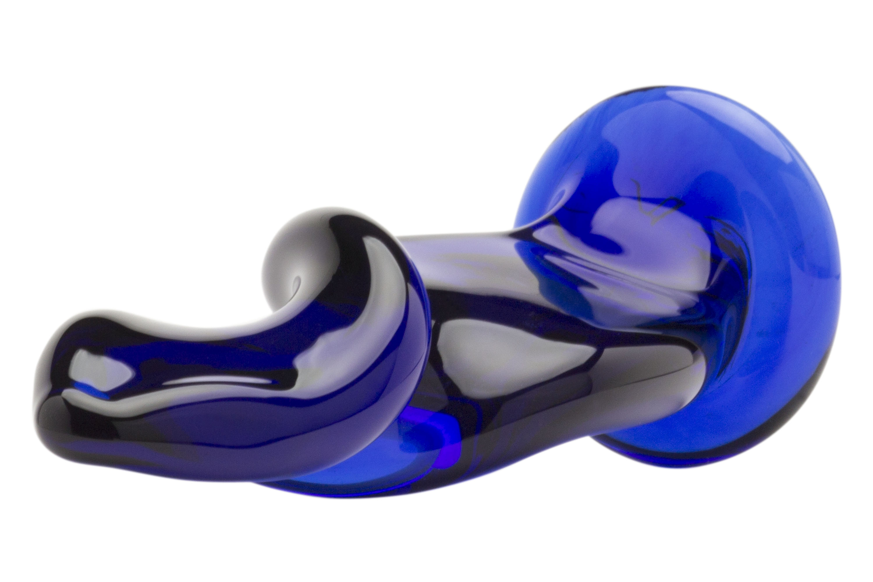 Ein blaues Glaskunstwerk mit geschwungenem Design, auf weißem Hintergrund.