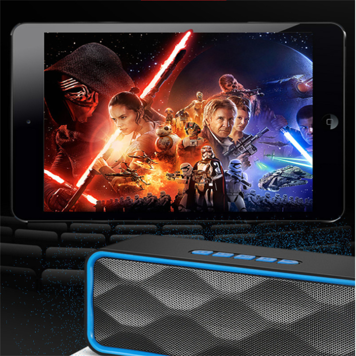 Tablet mit Film auf dem Bildschirm, Lautsprecher im Vordergrund, schwarz und blau.
