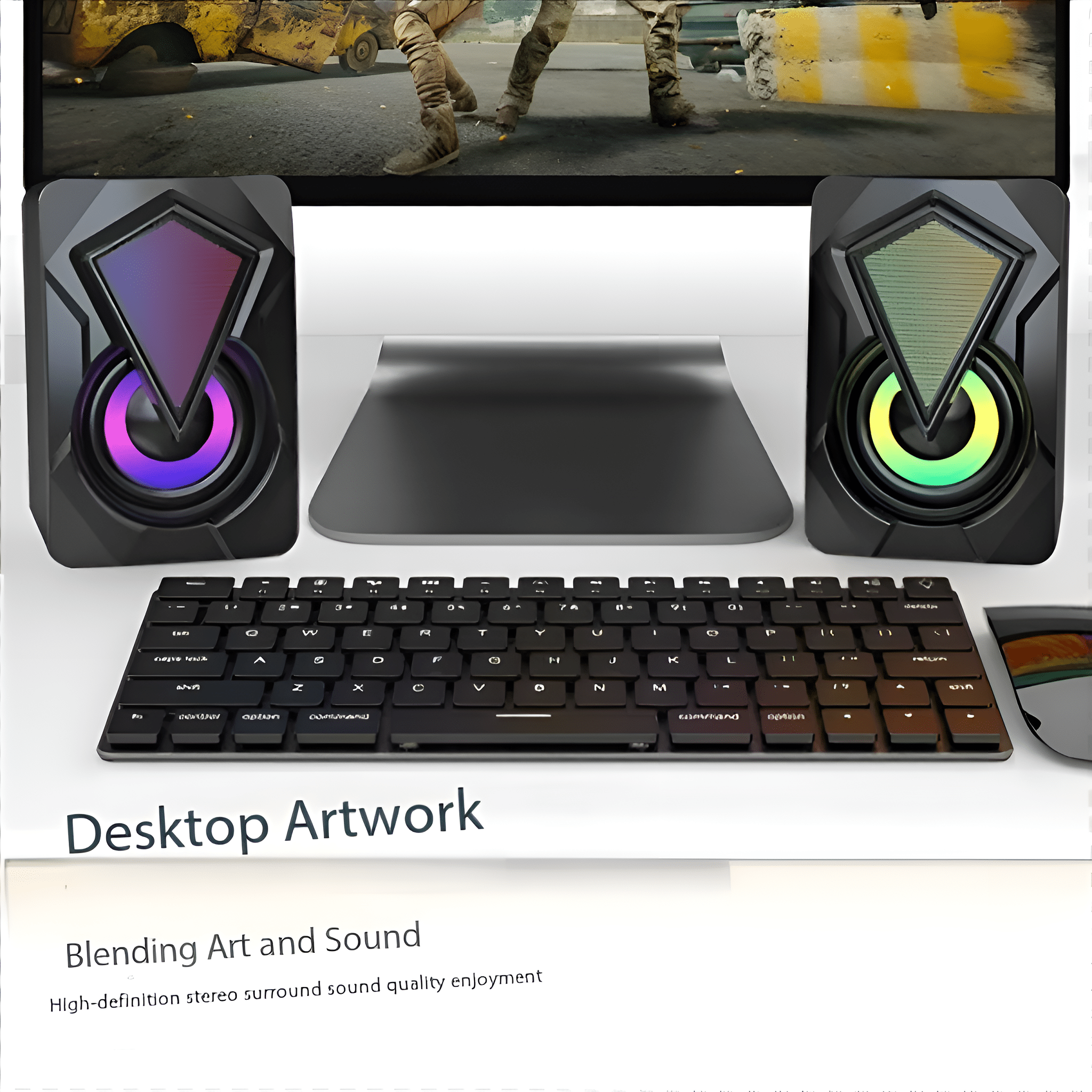 Ein Desktop-Setup mit Lautsprechern, Tastatur und Monitor mit einem Hintergrund einer Actionszene.