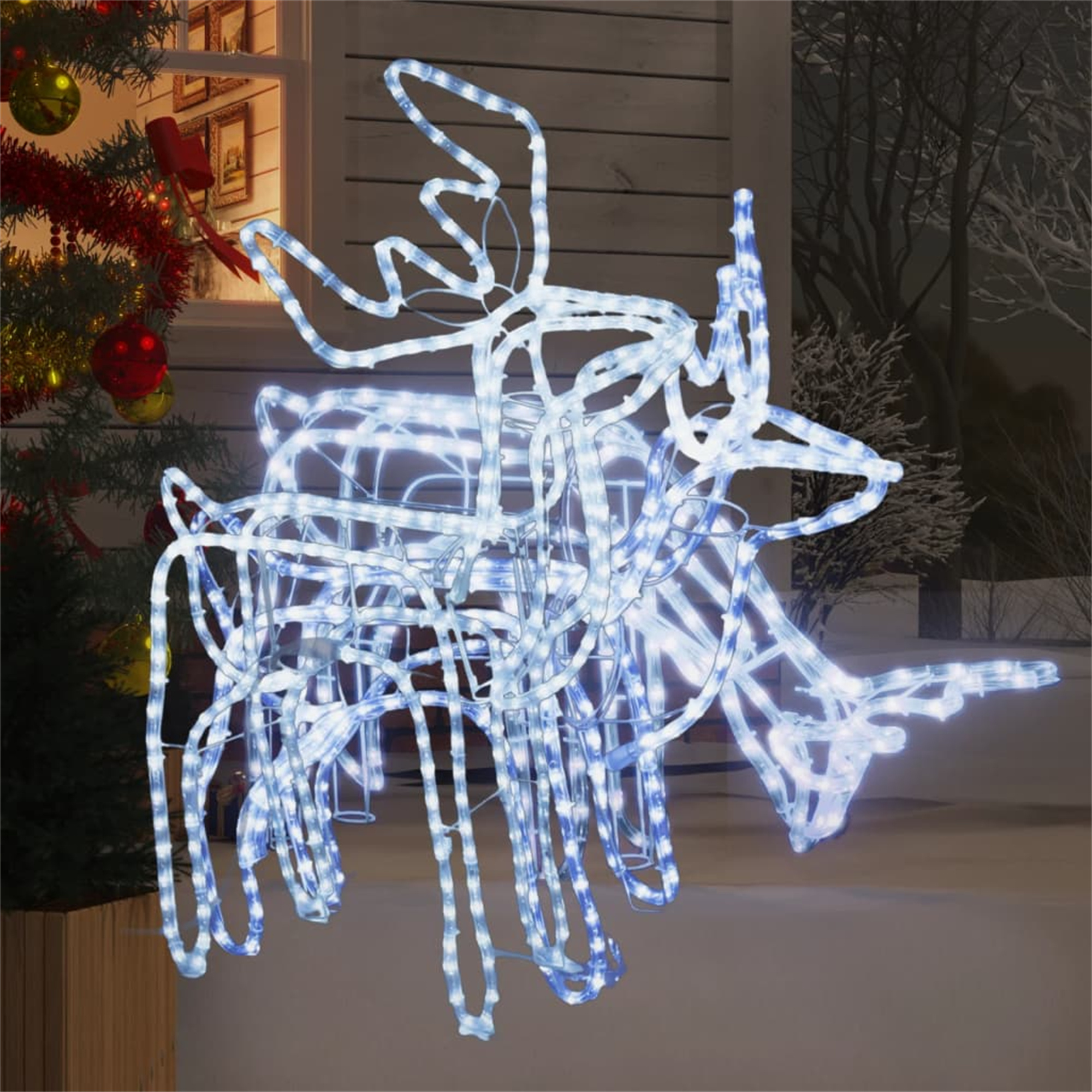 Weihnachtsdekoration eines Rentiers aus Lichtern. Das Rentier ist weiß und blau.