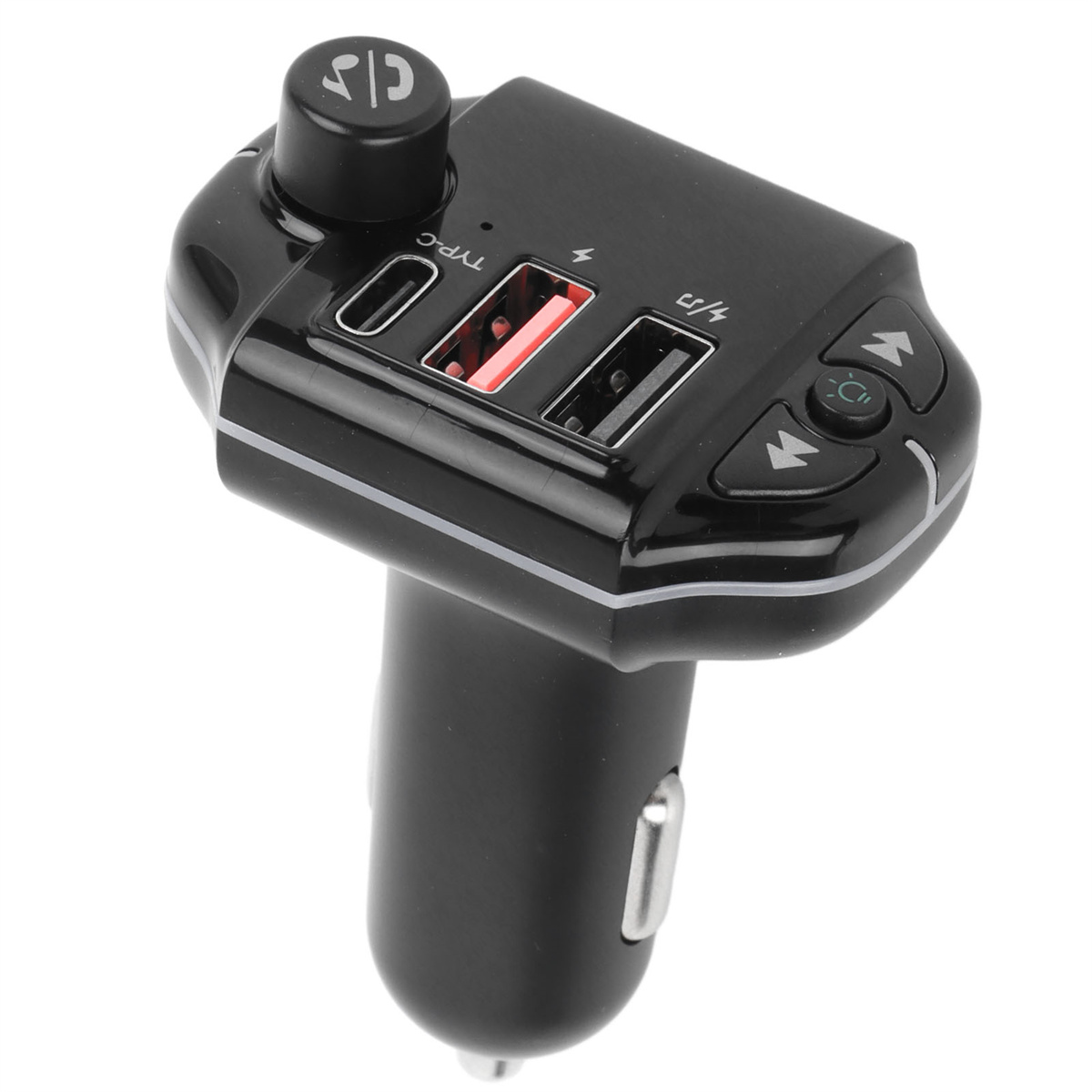 Schwarzes Autoladegerät mit USB-Anschlüssen. Es hat einen Typ-C-Anschluss und Tasten. Der Hintergrund ist weiß.