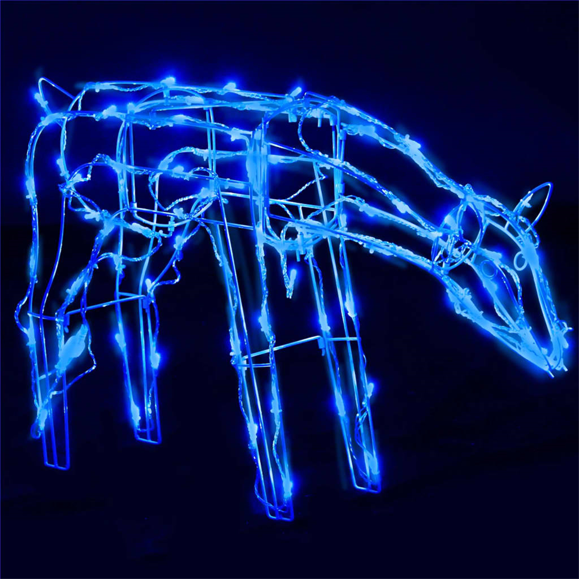 Blaues Neonlicht-Rentier auf dunklem blauem Hintergrund. Das Rentier ist ein Drahtgitterumriss.