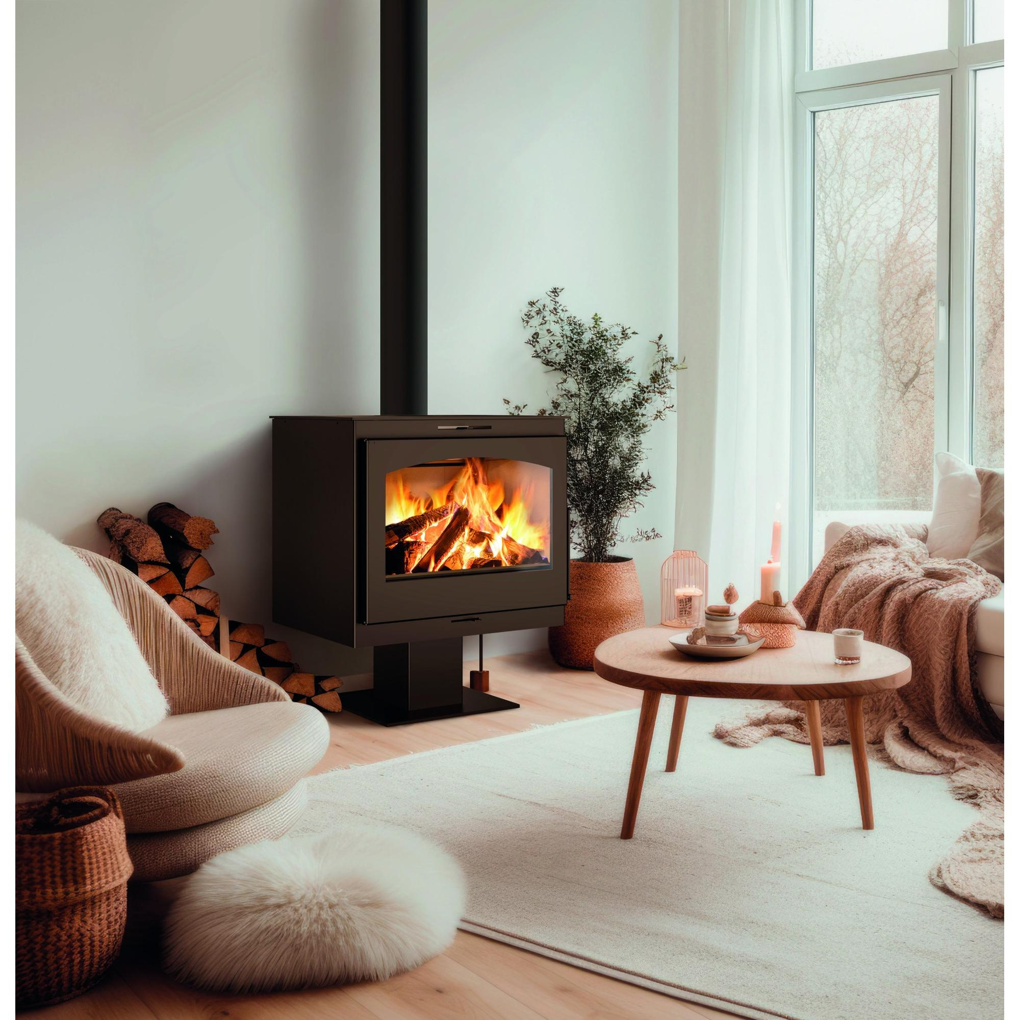 Una chimenea con fuego en un salón. Hay un sofá y una alfombra.