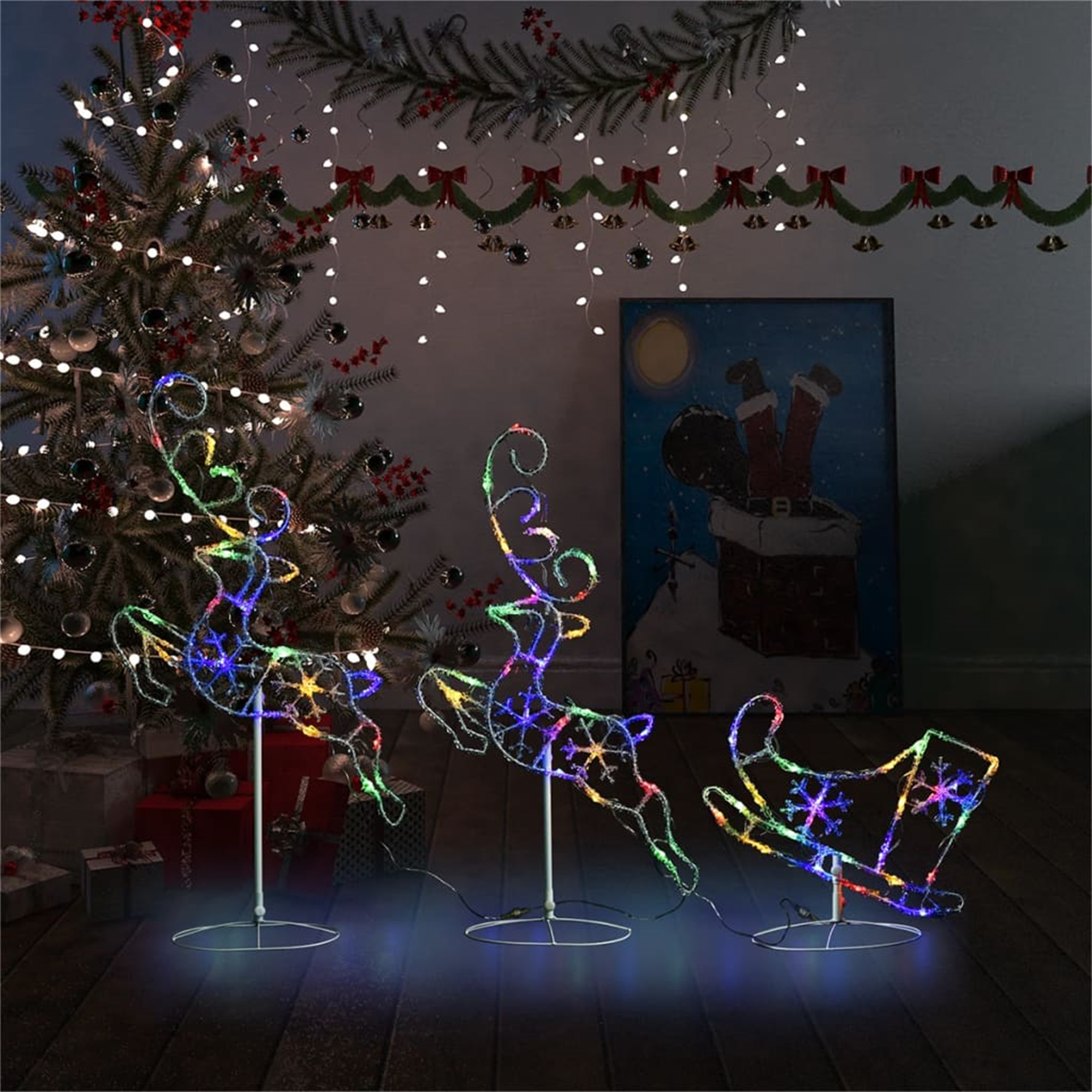 Weihnachtsdekorationen mit Rentieren und einem Schlitten, einem Weihnachtsbaum und einem Gemälde.