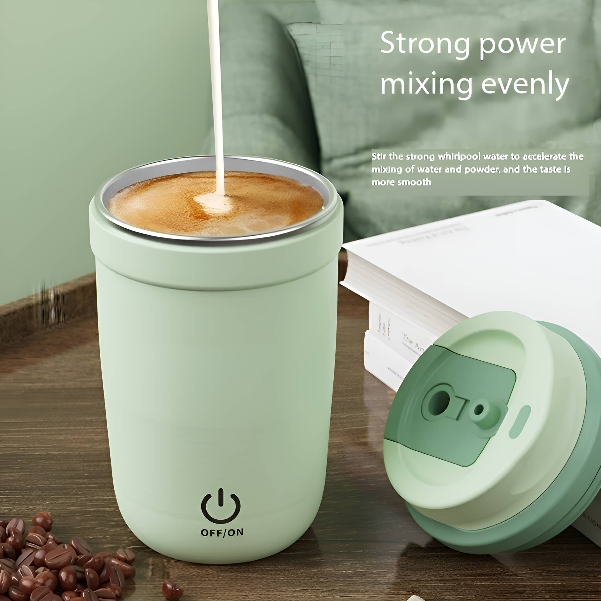 Grüner Becher mit Kaffee, der hineingegossen wird, und ein Deckel daneben. Kaffeebohnen vorhanden.