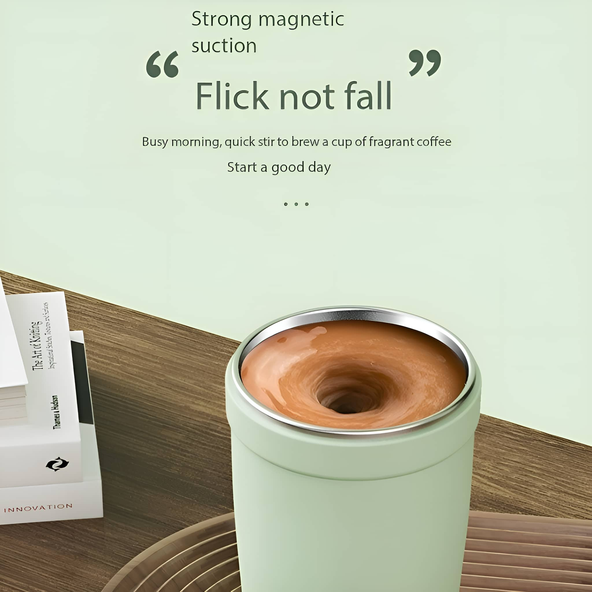 Eine Tasse mit einer kaffeeähnlichen Flüssigkeit im Inneren, mit einem Wirbeleffekt. Bücher im Hintergrund.