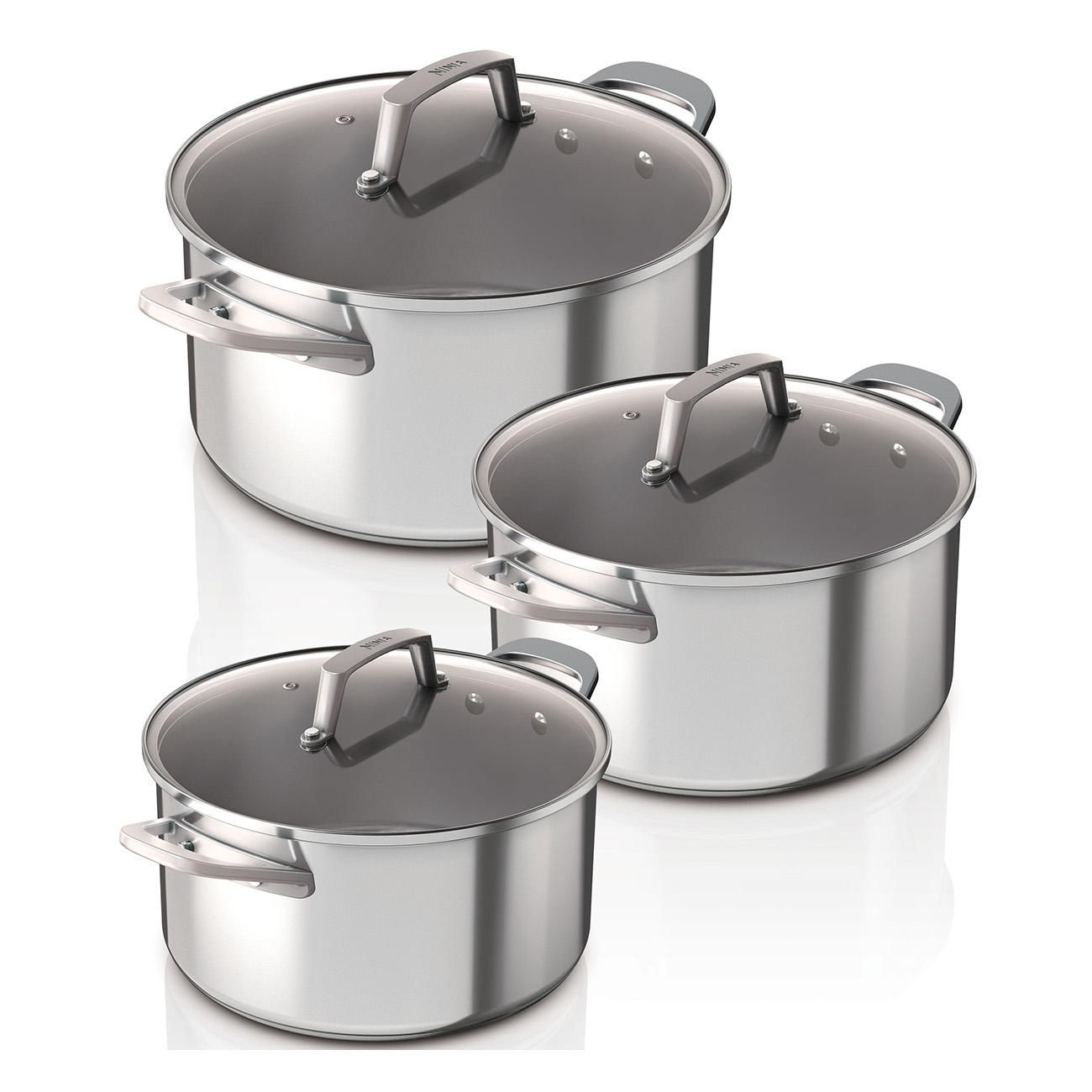 Garnki ze stali nierdzewnej ze szklanymi pokrywkami, różne rozmiary, białe tło.