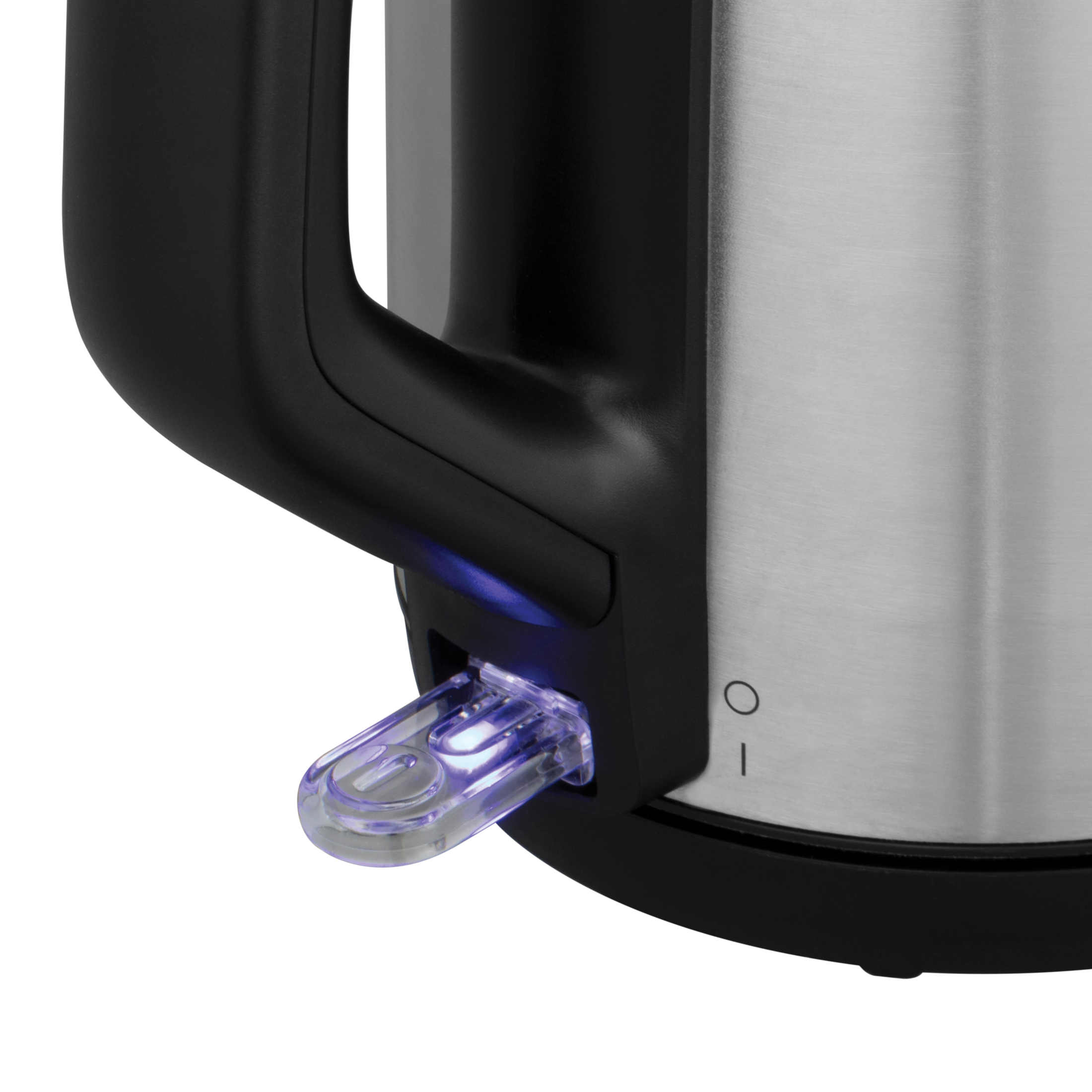 Nahaufnahme eines elektrischen Wasserkochers aus Edelstahl mit schwarzem Griff.