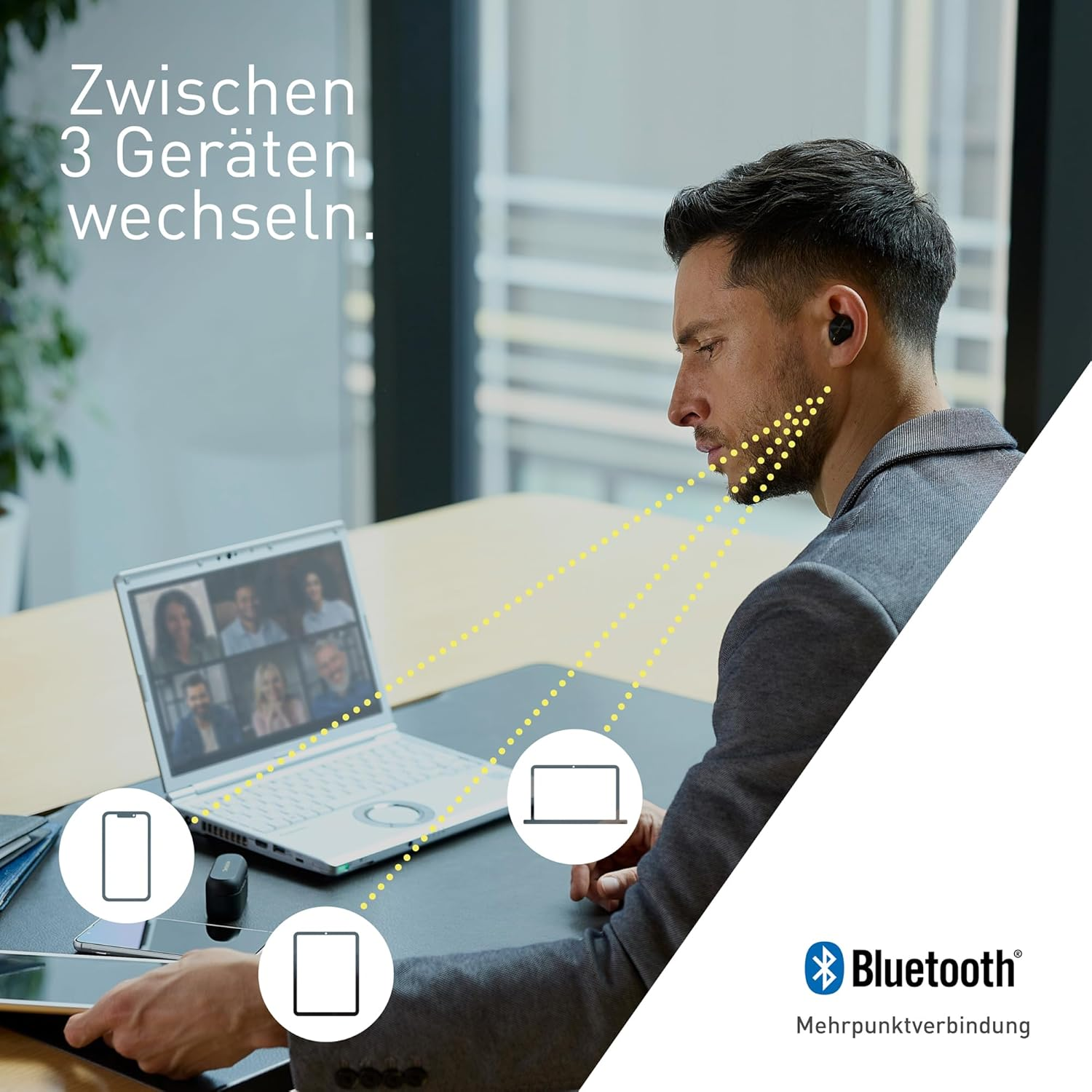 Ein Mann benutzt Laptop und Tablet, trägt Ohrhörer, mit Text: Wechseln Sie zwischen 3 Geräten.