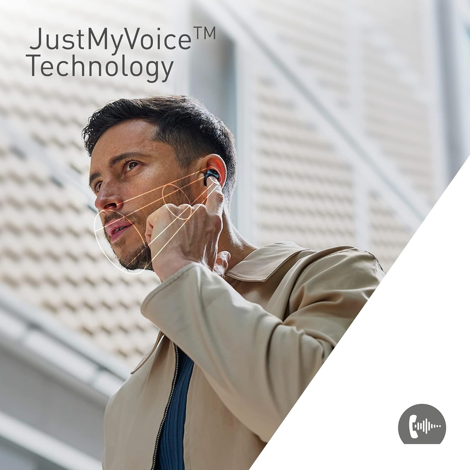 Mann mit Ohrhörern, mit Overlay, das Schallwellen zeigt, neben dem Text 'JustMyVoice Technology'.