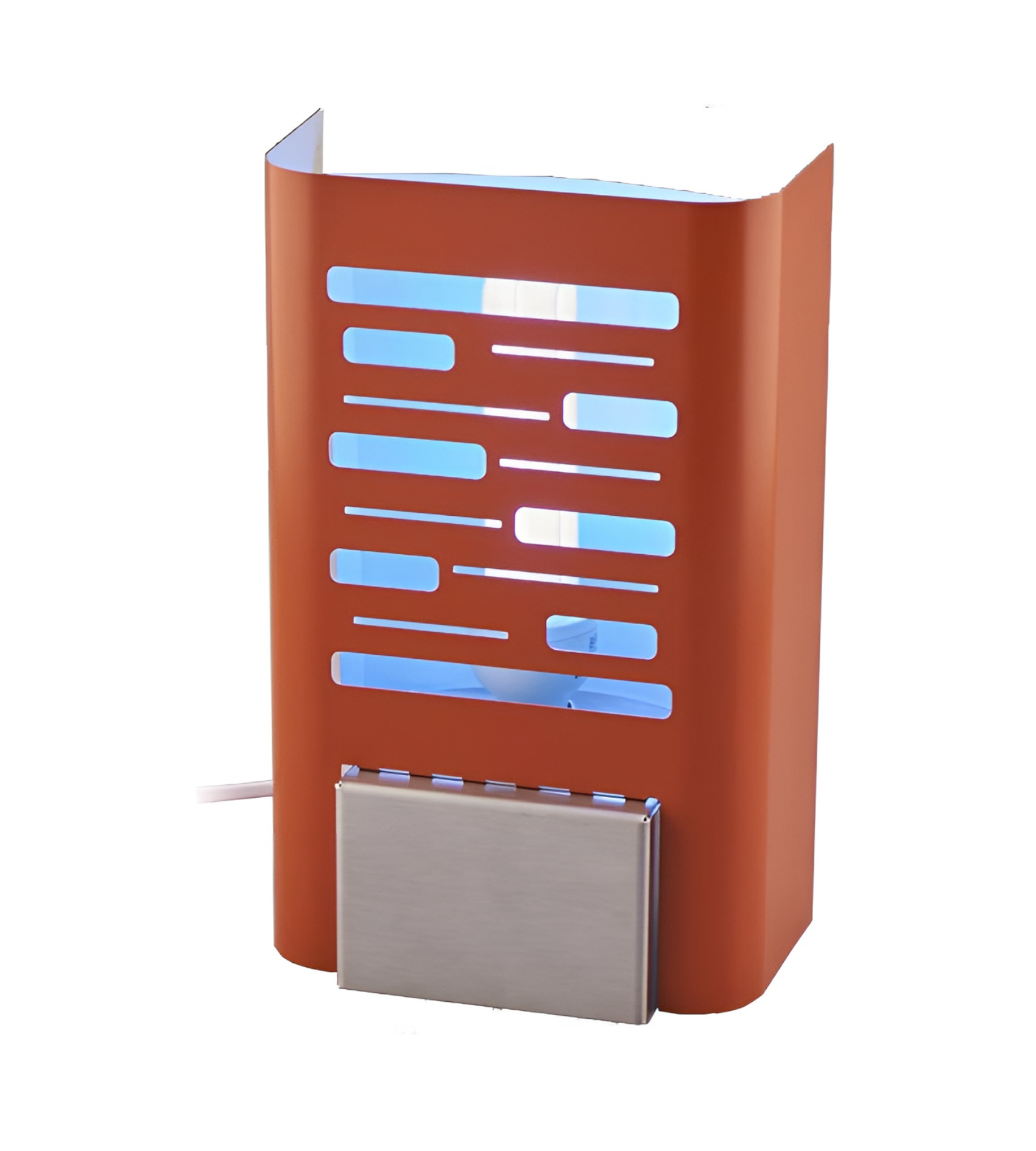 Orangefarbene Metallwandlampe mit rechteckigen Ausschnitten. Unten befindet sich ein rechteckiges Silberteil.